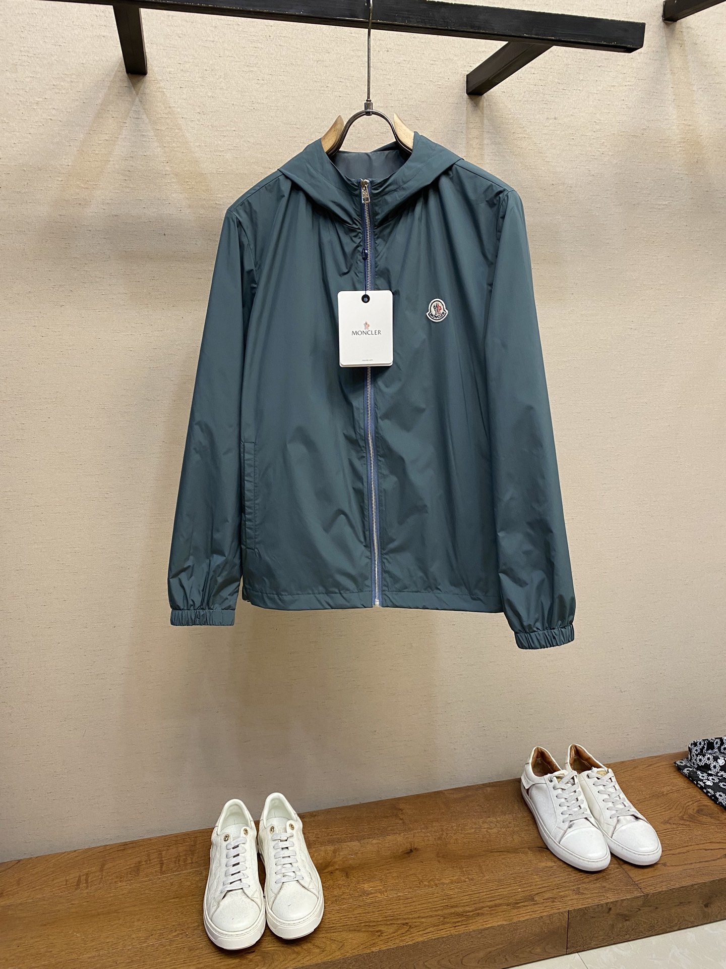 NO:447577,Moncler, 2025 new men's casual custom jacket. Wearing a simple and capable casual jacket, you will instantly return to fashionable and domineering, and be full of vitality. The most popular small stand-alone collar zipper design before history, all the fabrics need to be customized, full of luxury. The slim tailoring reflects our perfect body shape and can be easily controlled regardless of weight. Super versatile style, no matter how big it is, suitable for wearing different age groups. High street wear style, spring and summer matching tools. Size M-4xl,, jackets & coats, jackets & coats, alexander wang19860909Moncler、2025新款男士休闲定制夹克外套.穿上简约干练的休闲外套,瞬间重回时髦霸气,又是活力满满的状态.史前最流行的小立领拉链设计,面料全部需要定制,奢华感十足.修身的剪裁体现出我们完美的体型无论胖瘦都可以轻松驾驭.超百搭款式,不挑身材的款,适合不同年龄段穿着.高街实穿款,春夏搭配利器 尺码M-4xl,,jackets & coats,jackets & coats,alexander wang,Men's clothing