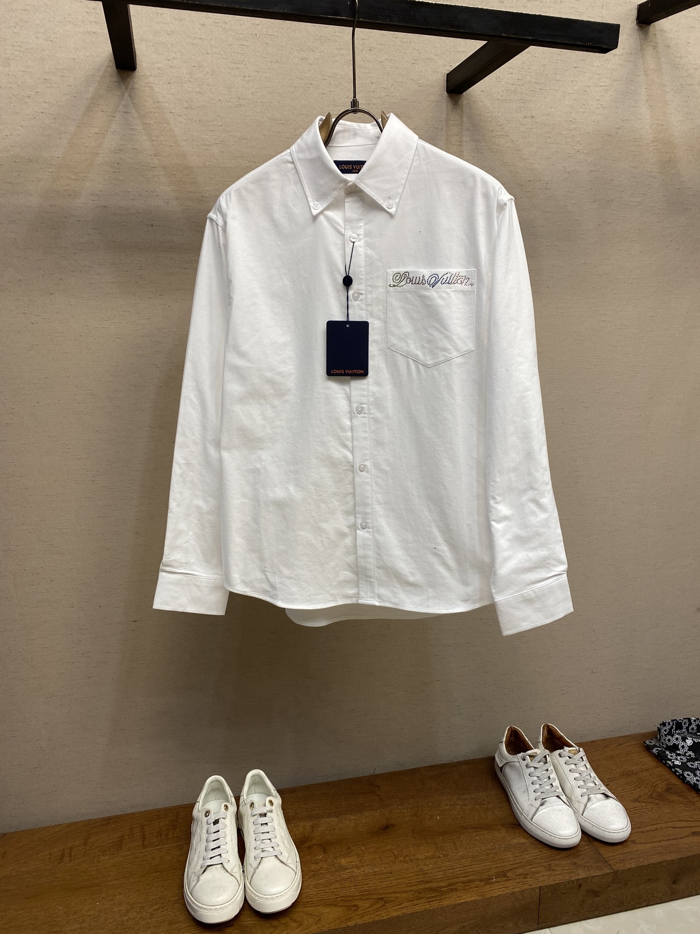 NO:449797,1V Louis Home Early Autumn Series This cotton Oxford shirt uses colorful rhinestones to express the gradient Louis* logo in the chest pocket, and then uses the buttoned collar and back to improve the style of the Marque L.*uitton Déposée label to improve the style and easily upgrade various styles. Washing methods are only for dry cleaning!  !  Size S-XL, louis vuitton,shirts,alexander wang198609091V路易家早秋系列本款棉质牛津衬衫以缤纷莱茵石于胸袋抒写渐变路易*登标识,再借系扣衣领和后部 Marque L.*uitton Déposée 标签完善考究风范,可轻松升级各式造型. 洗涤方式仅限干洗！！ 尺码S-XL,,louis vuitton,shirts,alexander wang,Men's clothing