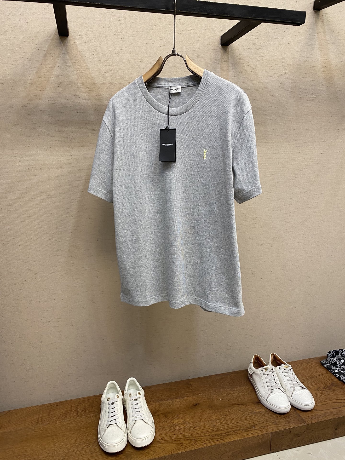 NO:449802,SLP.... Saint Laurent CASSANDRE Cotton Gold Beaded Beaded Classic Embroidery Short-sleeved T-shirt adopts high-end long-length cotton beaded beaded with round neck and chest embroidery. Wash dry cleaning or dry quickly with cold water on the back, dry naturally! Avoid soaking in warm water Size S-XL, loro piana, saint laurent, T-shirt, tees, t-shirt, alexander wang19860909SLP…….圣罗兰CASSANDRE棉质金标珠地经典刺绣短袖T恤 採用高端长绒棉质珠地,配以圓領及胸前刺繡. 洗涤方式干洗或反面冷水快速机洗自然晾干！忌温热水浸泡 尺码S-XL,,loro piana,saint laurent,T-shirt,tees，t-shirt,alexander wang,Men's clothing