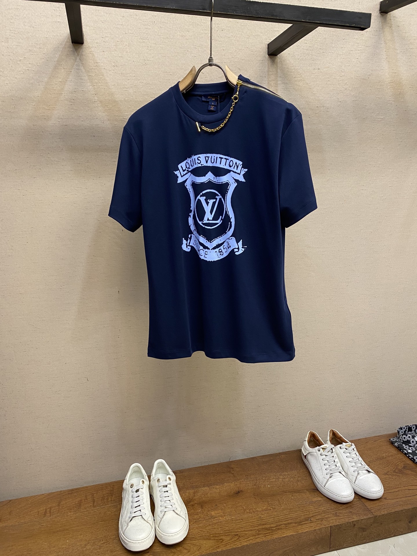 NO:449773,1V, Huishield printed pattern round neck short sleeves Original, 950-plus purchase; Pure cotton double-sided fabric, shield badge pattern printed embellishment, standard version, round neck short sleeves, shoulder zipper and chain design, full set of auxiliary materials equipped # Double-sided long velvet cotton silk soft fabric uses 60S single yarn double-sided long velvet cotton, gram weight g; matched with 32S 1×1 thread, 300g. The yarn is fine, the fabric surface is smooth and delicate, and the touch is soft and skin-friendly; the texture on the front and back sides is consistent or similar, which improves the durability and crispness of the fabric, while maintaining the flexibility of both sides available.  After liquid ammonia treatment, it feels like a water-like machine, the cloth is flat and clear, and it has a slight glossy texture. The fabric cotton fiber has a long length. The advantage of this feature is that after spinning into yarn, the yarn surface is smoother, and the frosty fur is less delicate. The thin and long characteristics make it have a flexible texture, soft skin touch and the luster of the fabric. # Shield badge pattern printing embellishment Use water-based or low-solvent glue, and add elastic components to the glue to make the printing part less likely to crack as the fabric stretches, which is suitable for elastic pure cotton fabrics. The surface treatment is matte or micro-velvet texture, so that the printing part feels close to the skin, without the hard or plastic feeling of traditional glue. The touch is soft and smooth, close to the skin affinity, and avoid the hard feeling of traditional glue. Low-temperature baking avoids damage to the elasticity of the fabric, while ensuring the fastness of the glue. # Straight round neck pattern  Standard H drooping style, paired with a shoulder-lean design. The vertical style emphasizes that the width of the shoulders, waist and hem is basically the same, with simple and loose characteristics. The short-sleeved tailoring can show the wearer's figure curve. At the same time, the neckline, cuffs and hem of the short-sleeved sleeves are designed with a double-line closing design. Size XS-L, T-shirt, alexander wang198609091V、徽盾印花图案圆领短袖 原,950购买；纯棉质双面面料、盾徽图案印花点缀、标准版型、圆领短袖、肩头拉链及链条设计、全套辅料配备 # 双面长绒棉丝柔面料 采用60S单纱双面长绒棉,克重g；搭配32S 1×1螺纹,300g.纱线细密,织物表面光滑细腻,触感柔软亲肤；正反面纹理一致或相似,提升了面料的耐用性和挺括感,同时保持双面可用的灵活性. 经过液氨处理后似水光机感,布面平整纹理清晰,微微带有光泽质感度强.面料棉纤维长度长,这一特点的好处是纺成纱线后,纱线表面更柔滑,毛糙少手感细腻.又细又长的特点使得它有了柔韧质地、柔软的肌肤触感以及织物的光泽. # 盾徽图案印花点缀 采用水性或低溶剂胶浆,胶浆中添加弹性成分使印花部位随面料拉伸不易开裂,适合弹力纯棉质面料.表面处理为哑光或微绒质感,使印花部位触感接近皮肤,无传统胶浆的硬挺或塑料感.触感柔软顺滑,接近皮肤亲和性,避免传统胶浆的硬挺感.低温烘焙避免损伤面料弹性,同时确保胶浆牢度. # 直筒圆领版型 标准H垂身版型,搭配齐肩设计.垂直版型强调的是肩部、腰部、下摆宽度基本一致,具有简约、宽松的特点.短袖的剪裁合身,能够展现出穿着者的身材曲线.同时,短袖的领口、袖口和下摆都采用双线收口设计. 尺码XS-L,,T-shirt,alexander wang,Men's clothing