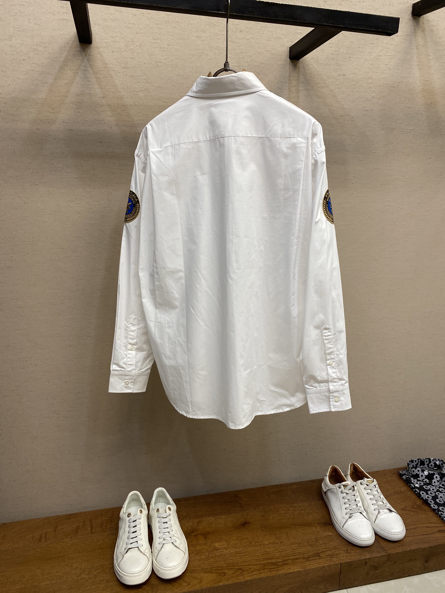 Balenciaga Paris Lion Embroidered Silk Shirt with Unique Tailoring and Computer Precision. - 图片 2
