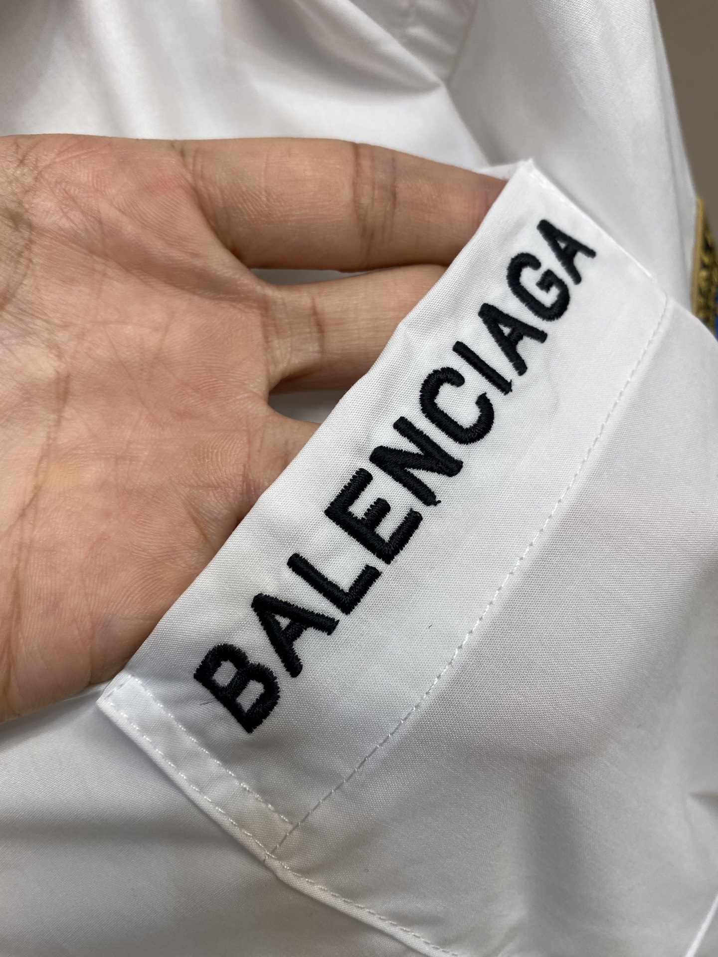 Balenciaga Paris Lion Embroidered Silk Shirt with Unique Tailoring and Computer Precision. - 图片 5