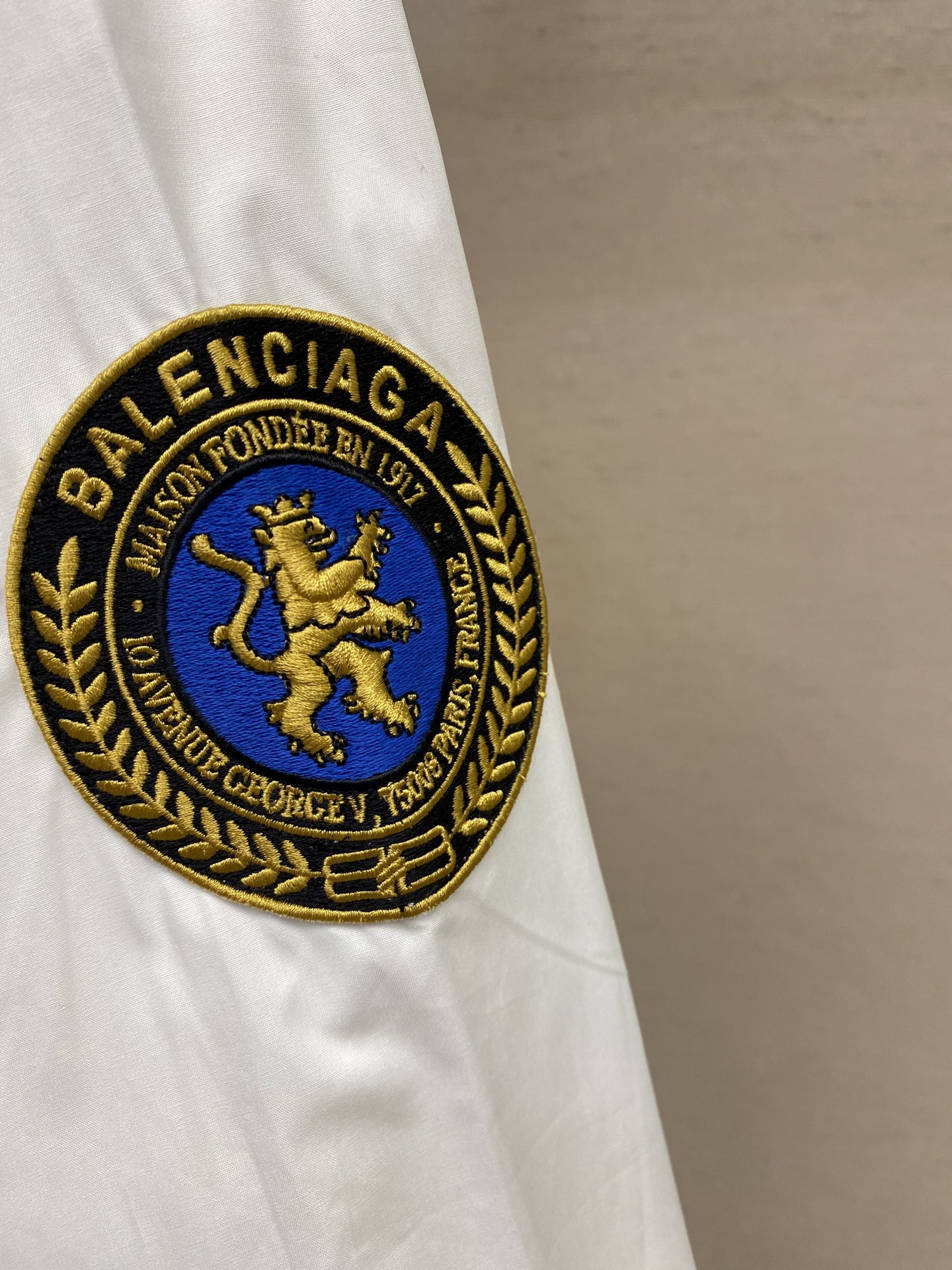 Balenciaga Paris Lion Embroidered Silk Shirt with Unique Tailoring and Computer Precision. - 图片 7