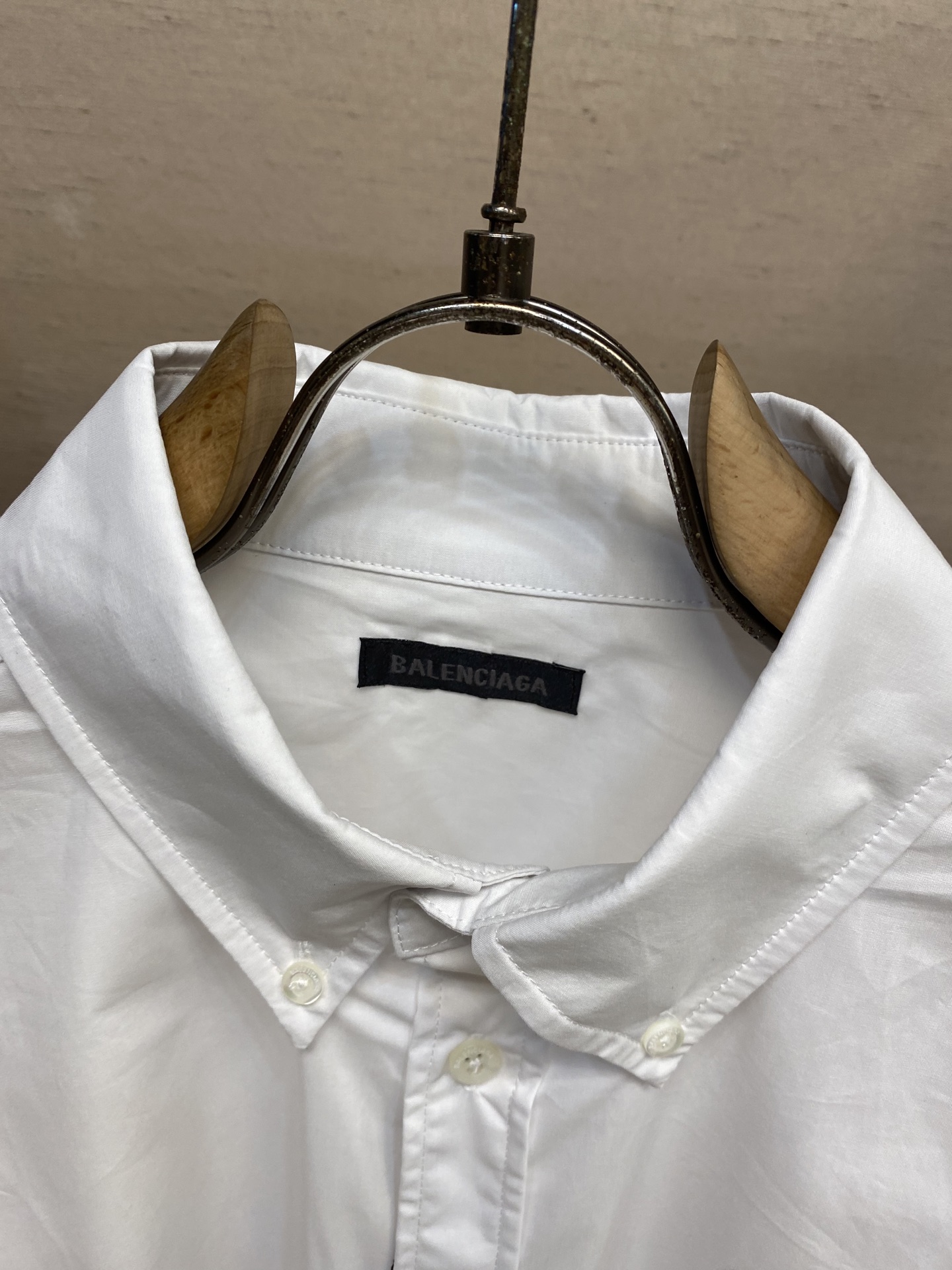 Balenciaga Paris Lion Embroidered Silk Shirt with Unique Tailoring and Computer Precision. - 图片 3