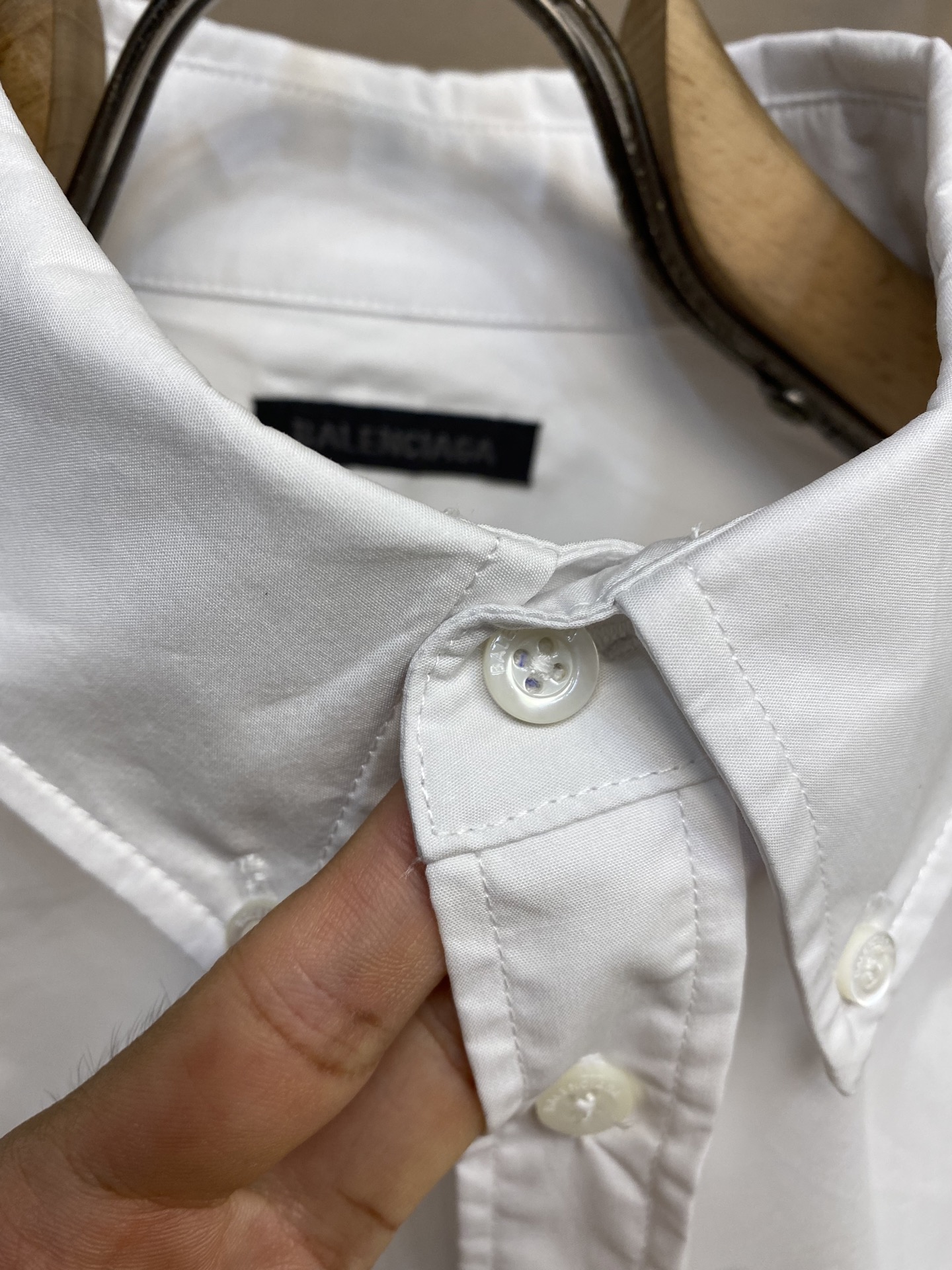 Balenciaga Paris Lion Embroidered Silk Shirt with Unique Tailoring and Computer Precision. - 图片 6