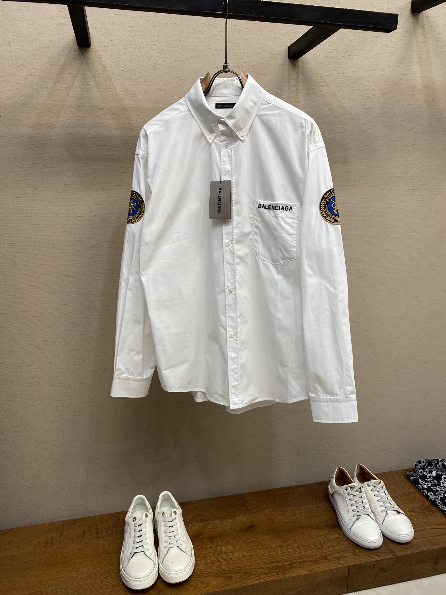 Balenciaga Paris Lion Embroidered Silk Shirt with Unique Tailoring and Computer Precision. - 图片 1