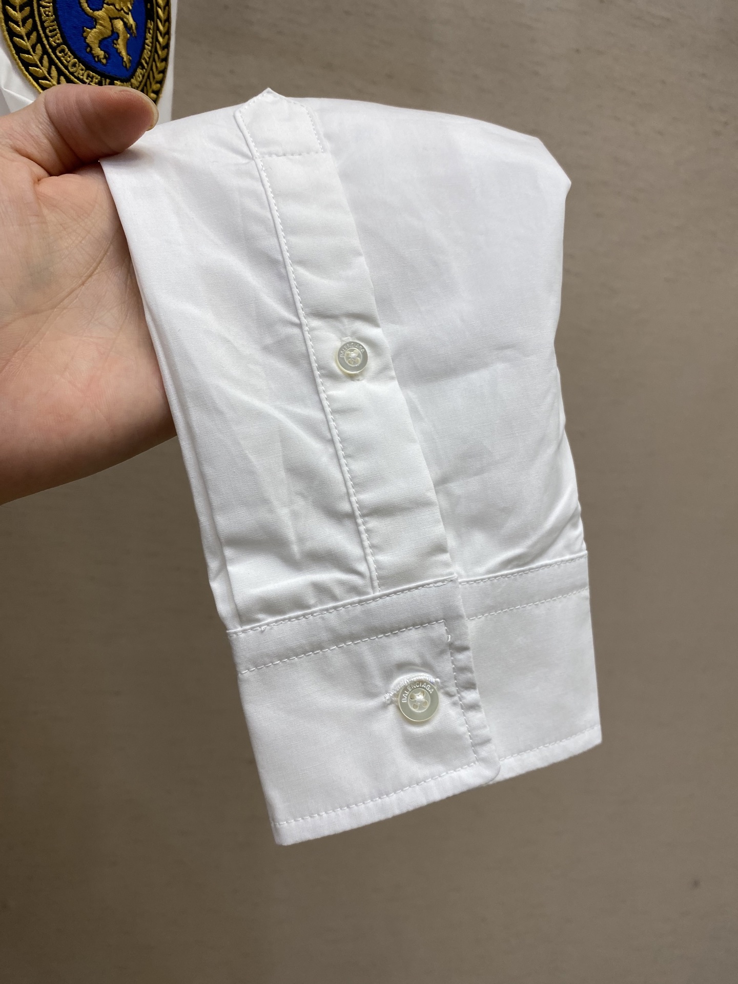 Balenciaga Paris Lion Embroidered Silk Shirt with Unique Tailoring and Computer Precision. - 图片 8