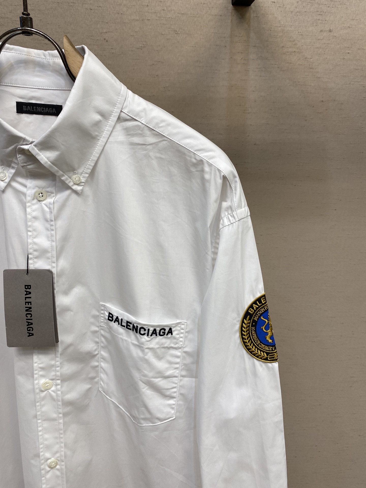 Balenciaga Paris Lion Embroidered Silk Shirt with Unique Tailoring and Computer Precision. - 图片 4