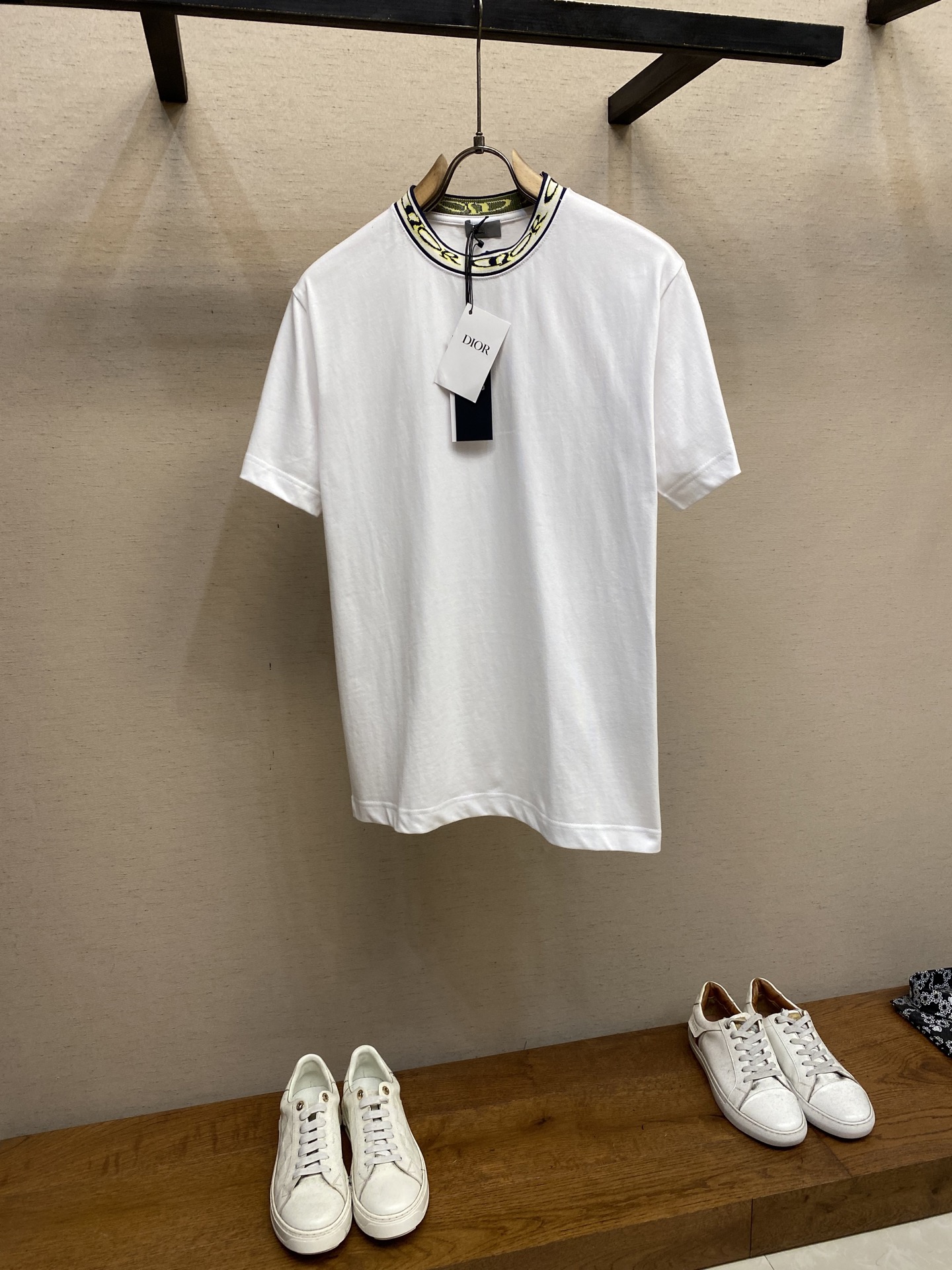 NO:449811,Dior, Art font ribbed short sleeves Original 7,200 purchase; Pure cotton jersey fabric and ribbed neckline are decorated with co-branded series logos, and a full set of new co-branded auxiliary materials are equipped with # Cotton jersey fabrics are made of 15S fine cotton plain, 230g; with threaded 32S double yarn pull-up stand, 300g.15S is a relatively thick yarn, used to make thicker and durable fabrics. Fabric made of pure cotton natural fibers has good moisture absorption, strong breathability, soft and comfortable properties. Cotton fabrics are usually suitable for summer wear and can help keep the body dry and comfortable. Yarn alternately passes horizontally and vertically to form a simple cross structure; it has good elasticity and wear resistance. # Rib neckline is decorated with co-branded series logos  Draw flowers in original art fonts, and woven with yarns of different colors for color. A full-computer jacquard machine, the so-called computer jacquard machine, is to pre-store the pattern information in the computer disk, then put the disk into the computer, and control it to weave it. The exquisite jacquard flat collar has clear texture, unique details, rich color layers, and is not easy to deform. The special double-layer weaving technique has rich color layers, strong three-dimensional sense of surface jacquard effect, comfortable and skin-friendly, and good breathability. # High-neck flat woven short-sleeved version The round-neck short-sleeved T-shirt is reprinted and restored in the collar and cuff design, and special sewing methods or reinforcement treatments are used to ensure the durability and comfort of these parts. Standard casual round-neck short-sleeved sleeves usually adopt a classic round-neck design, with a moderate neck size, and it will neither be too tight nor too loose, which can well show the wearer's neckline lines.  Size XS-L,dior,T-shirt,tees,t-shirt,alexander wang19860909Dior,艺术字体罗纹短袖 原7,200购买；纯棉质平纹针织面料、罗纹领口饰以联名系列标志、全套新款联名辅料配备 # 棉质平纹针织面料 采用15S精棉平纹,230g；搭配螺纹32S双纱拉架,300g.15S是相对较粗的纱线,用于制作较为厚实和耐用的面料.纯棉天然纤维制作的面料,具有吸湿性好、透气性强、柔软舒适等特性.棉质面料通常适合夏季穿着,可以帮助保持身体干爽和舒适.纱线在水平和垂直方向上交替穿过,形成简单的交叉结构；具有较好的弹性和耐磨性. # 罗纹领口饰以联名系列标志 对原版艺术字体画花,对色特定不同颜色之纱线所织造出花领图案.全电脑提花机,所谓电脑提花机就是预先将图案资料存在电脑磁盘中,再将磁盘放入织机的电脑,由电脑来控制进行织造.精致的提花扁机领,纹理清晰别致细节色泽层次丰富,不易变形.特殊的双层织艺,色彩层次感丰富,表面的提花效果立体感强,舒适亲肤,透气性好. # 高领扁织短袖版型 圆领短袖T恤在领口和袖口的设计上开版还原,采用特殊的缝制方法或加固处理,以确保这些部位的耐用性和舒适度.标准休闲圆领短袖通常采用经典的圆领设计,领口大小适中,既不会过于紧绷也不会过于宽松,能够很好地展现穿着者的颈部线条. 尺码XS-L,,dior,T-shirt,tees，t-shirt,alexander wang,Men's clothing