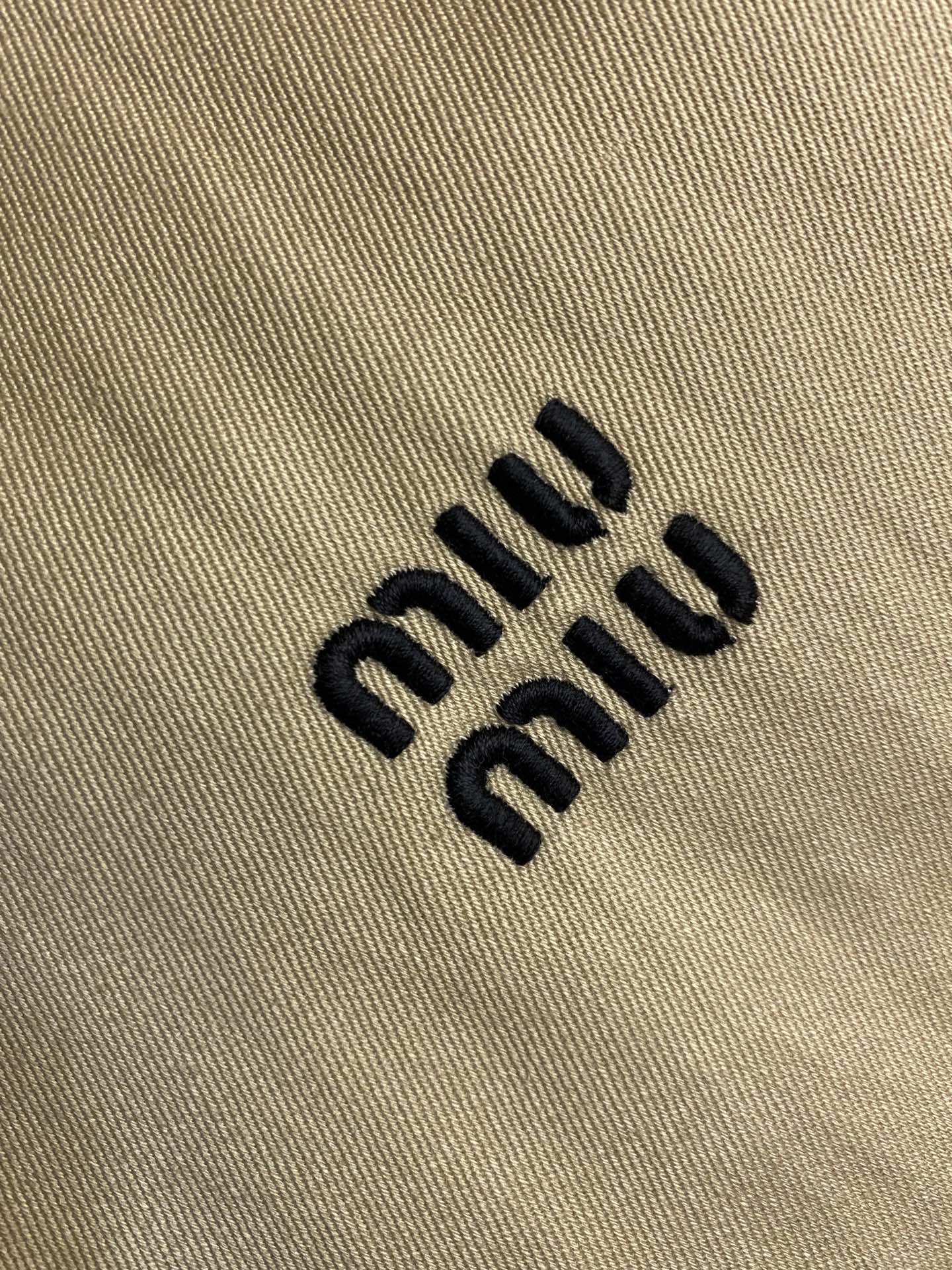 Luxurious MiuMiu Khaki Embroidered Garments: Process and Quality Assurance in 4 Steps - 图片 5