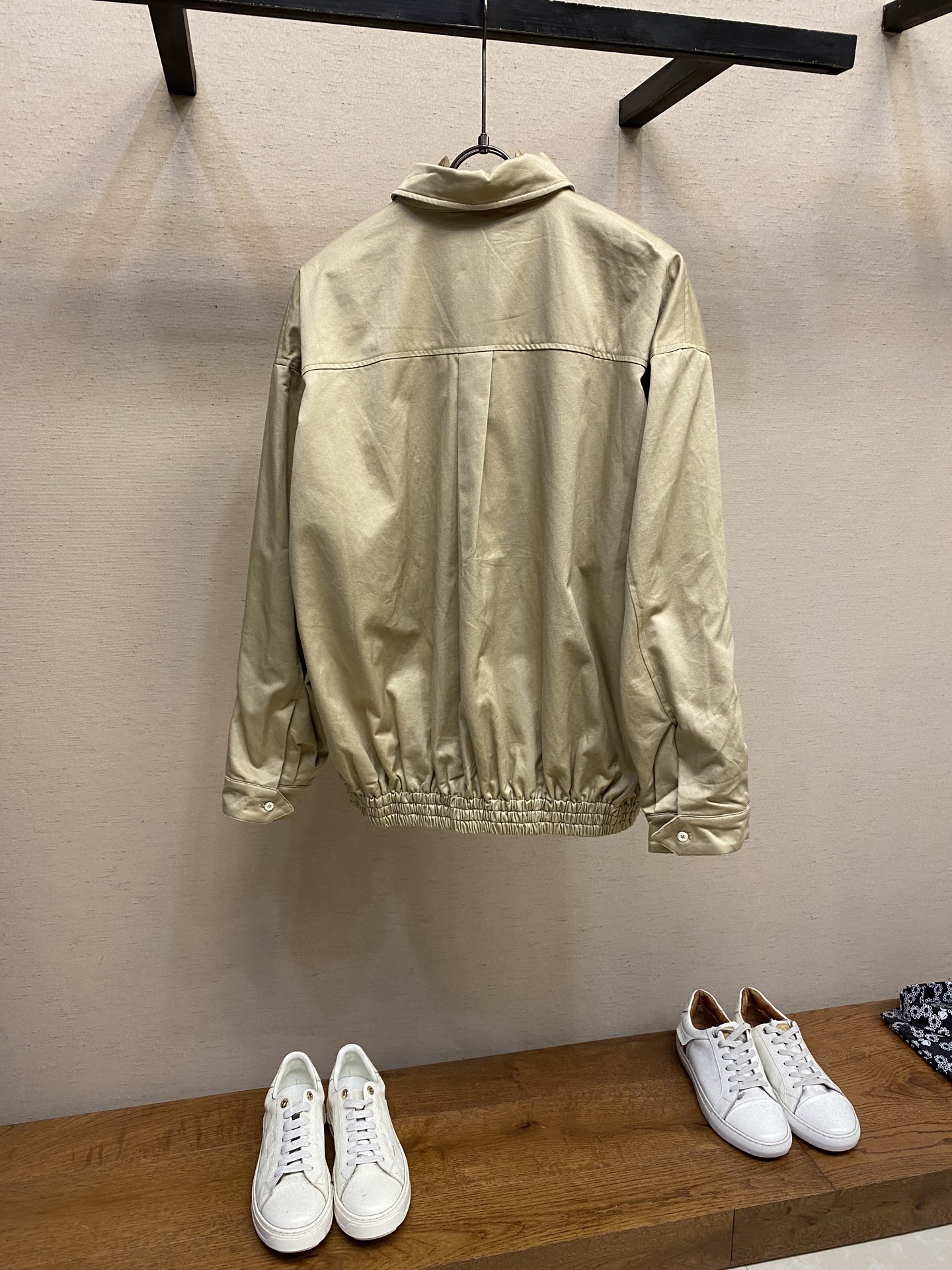 Luxurious MiuMiu Khaki Embroidered Garments: Process and Quality Assurance in 4 Steps - 图片 2
