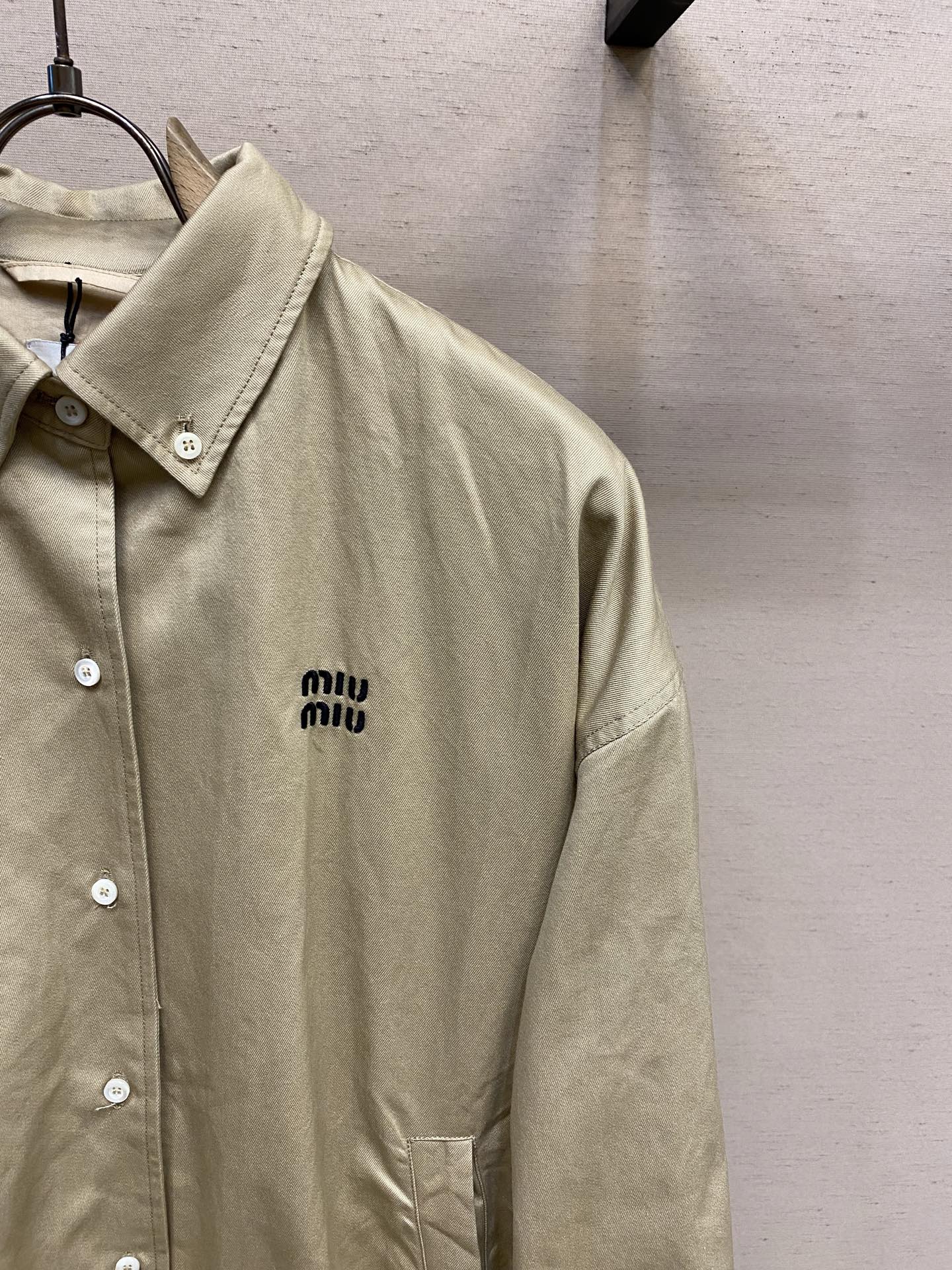 Luxurious MiuMiu Khaki Embroidered Garments: Process and Quality Assurance in 4 Steps - 图片 4