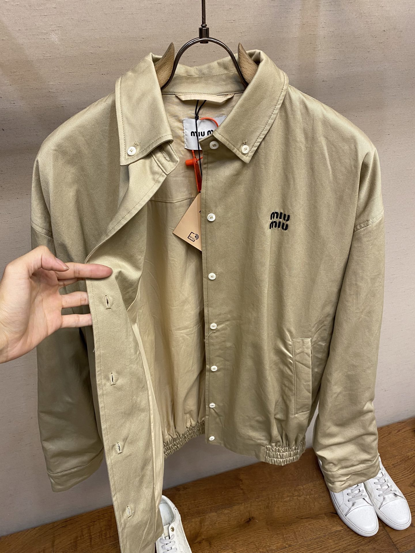 Luxurious MiuMiu Khaki Embroidered Garments: Process and Quality Assurance in 4 Steps - 图片 8