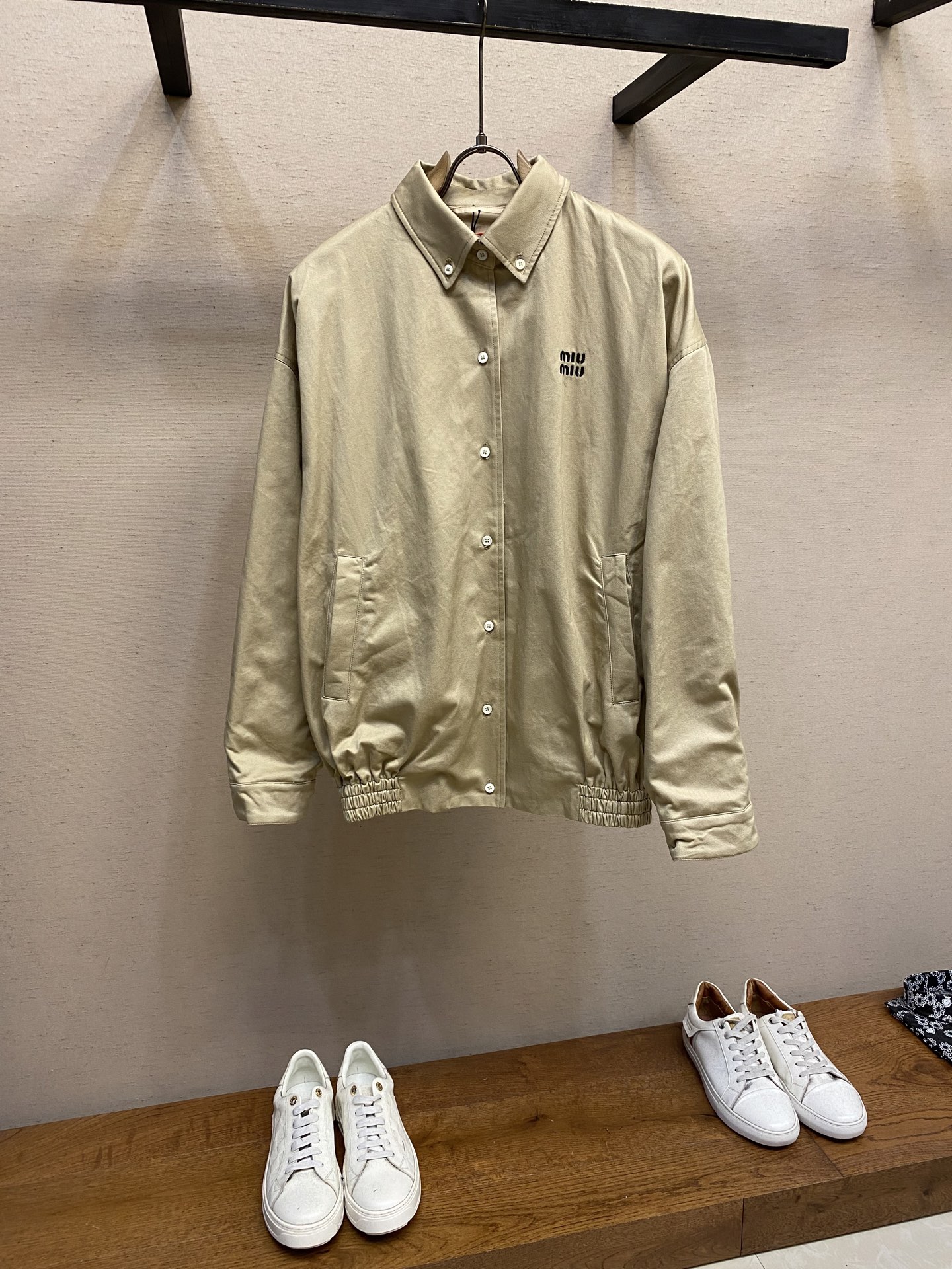 Luxurious MiuMiu Khaki Embroidered Garments: Process and Quality Assurance in 4 Steps - 图片 1