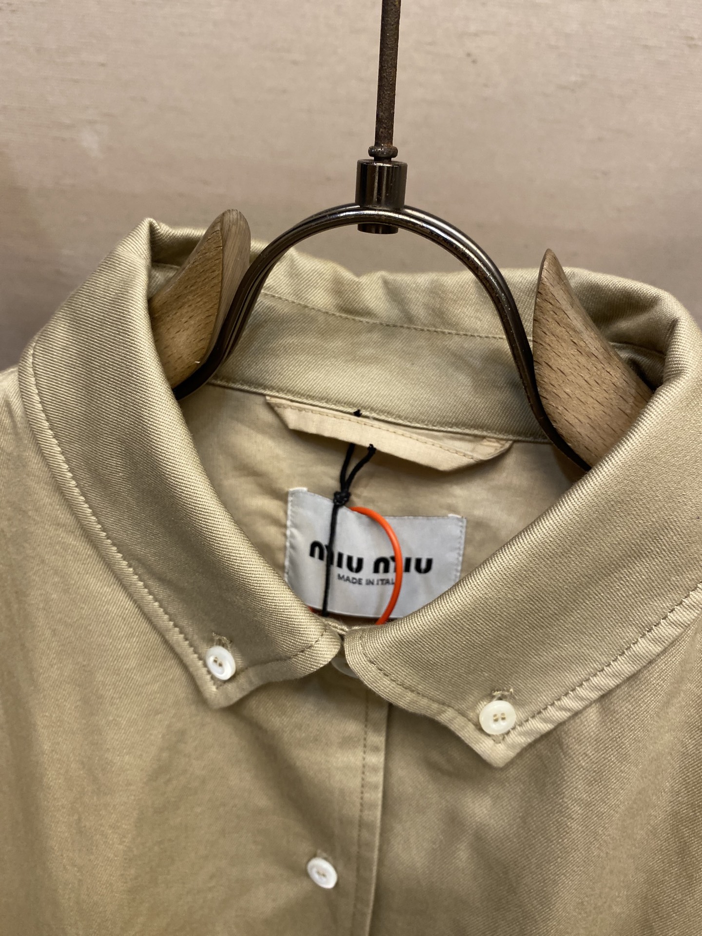 Luxurious MiuMiu Khaki Embroidered Garments: Process and Quality Assurance in 4 Steps - 图片 3