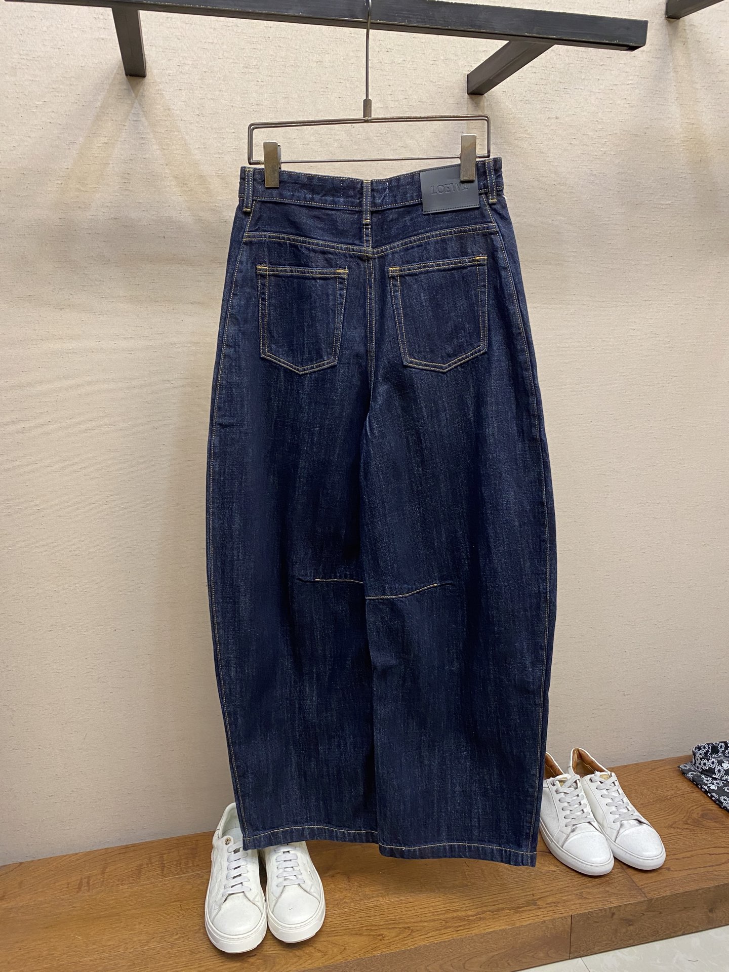 Loewe Anagram Cone Jeans: Customized high-quality denim with unique processes for stylish, comfortable, and distinctive look - 图片 2