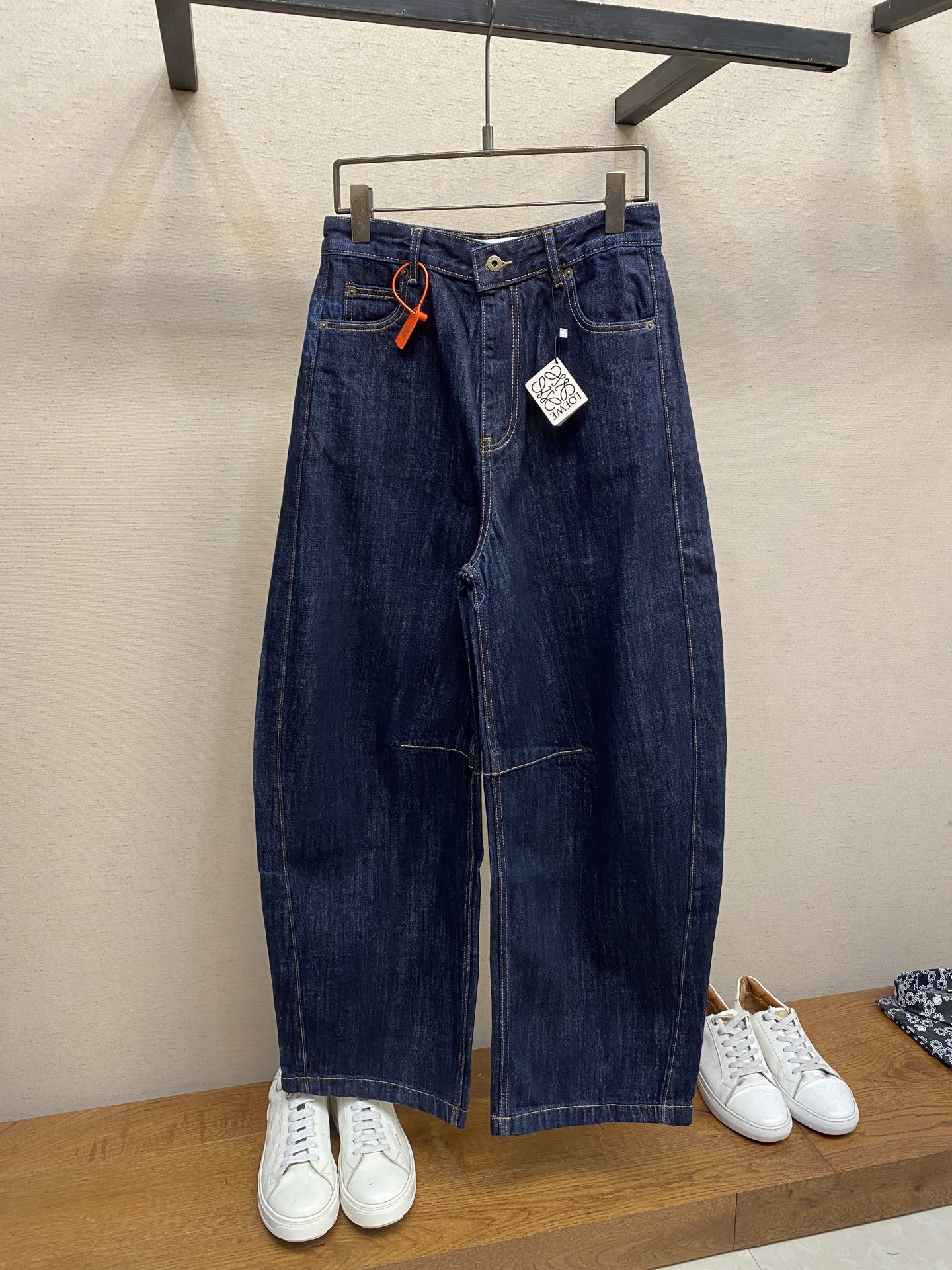 Loewe Anagram Cone Jeans: Customized high-quality denim with unique processes for stylish, comfortable, and distinctive look - 图片 1
