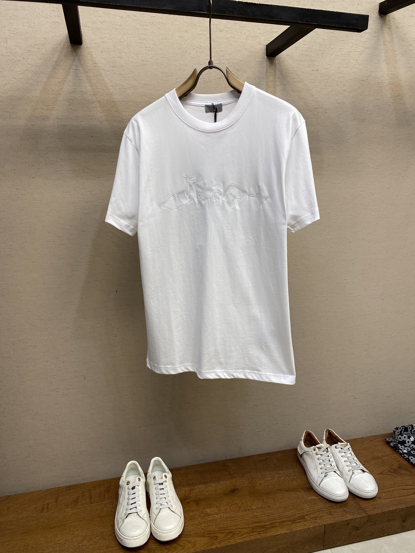 NO:483887,Dior,DR Co-branded curtain-end embroidered round neck short sleeves are available in black and white colors, 500 yuan, purchased; cotton jersey fabric, LEWIS HAMILTON embroidery pattern, ribbed round neck, loose fit, new co-branded accessories, full set of auxiliary materials equipped with # Cotton jersey fabric uses 15S fine cotton plain patterns, 230g; with threaded 32S double yarn pull-up stand, 300g.15S is a relatively thick yarn, used to make thicker and durable fabrics. Fabric made of pure cotton natural fibers has good hygroscopicity, strong breathability, soft and comfortable properties. Cotton fabrics are usually suitable for summer wear and can help keep the body dry and comfortable. Yarn alternately passes horizontally and vertically to form a simple cross structure; it has good elasticity and wear resistance. # Use needle embroidery process to process  The main body adopts precision needle embroidery technology; the embroidery is very fine and dense, with clear patterns and strong three-dimensional sense. The linen embroidery thread combined with encryption processing, the embroidery body has a delicate matte visual texture; the embroidery effect is three-dimensional and full. The flat embroidery thread is uniquely designed, and the embroidery is very fine and dense; the overall stitching is fine and consistent, adding a sense of layering to the simple design. # Standard round neck short-sleeved style The neckline presents a round curve, suitable for all face shapes and figures; the sleeve length is moderate just above the elbow, showing a capable and neat image. Slim-fitting cut can show the wearer's figure curve, while not losing comfort. The neckline, cuffs, hem and other parts are sewn with fine double needle thread. Size XS-L,,dior,T-shirt,alexander wang19860909Dior,DR 联名谢幕刺绣圆领短袖 发售色系黑色、白色 原,500购买；棉质平纹针织面料、LEWIS HAMILTON 刺绣图案、罗纹圆领、宽松版型、新款联名辅料、全套辅料配备 # 棉质平纹针织面料 采用15S精棉平纹,230g；搭配螺纹32S双纱拉架,300g.15S是相对较粗的纱线,用于制作较为厚实和耐用的面料.纯棉天然纤维制作的面料,具有吸湿性好、透气性强、柔软舒适等特性.棉质面料通常适合夏季穿着,可以帮助保持身体干爽和舒适.纱线在水平和垂直方向上交替穿过,形成简单的交叉结构；具有较好的弹性和耐磨性. # 采用挨针绣工艺处理 主体采用精密挨针绣工艺；刺绣非常精细针法绵密,图案清晰且线条感和立体感强.亚麻材质绣线结合加密处理,绣体具有微妙的哑光视觉质感；刺绣效果立体饱满.平绣的挨针走线独特设计,刺绣非常精细针法绵密；整体针脚细密,精细度质感一致,为简约设计增添了层次感. # 标准圆领短袖版型 领口呈现圆润的弧形,适合各种脸型和身材；袖长适中刚好结束在肘部上方,展现出干练利落的形象.采用修身剪裁,能够展现出穿着者的身材曲线,同时不失舒适感.领口、袖口、下摆等部分都有精细双针走线的缝制. 尺码XS-L,,dior,T-shirt,alexander wang,Men's clothing