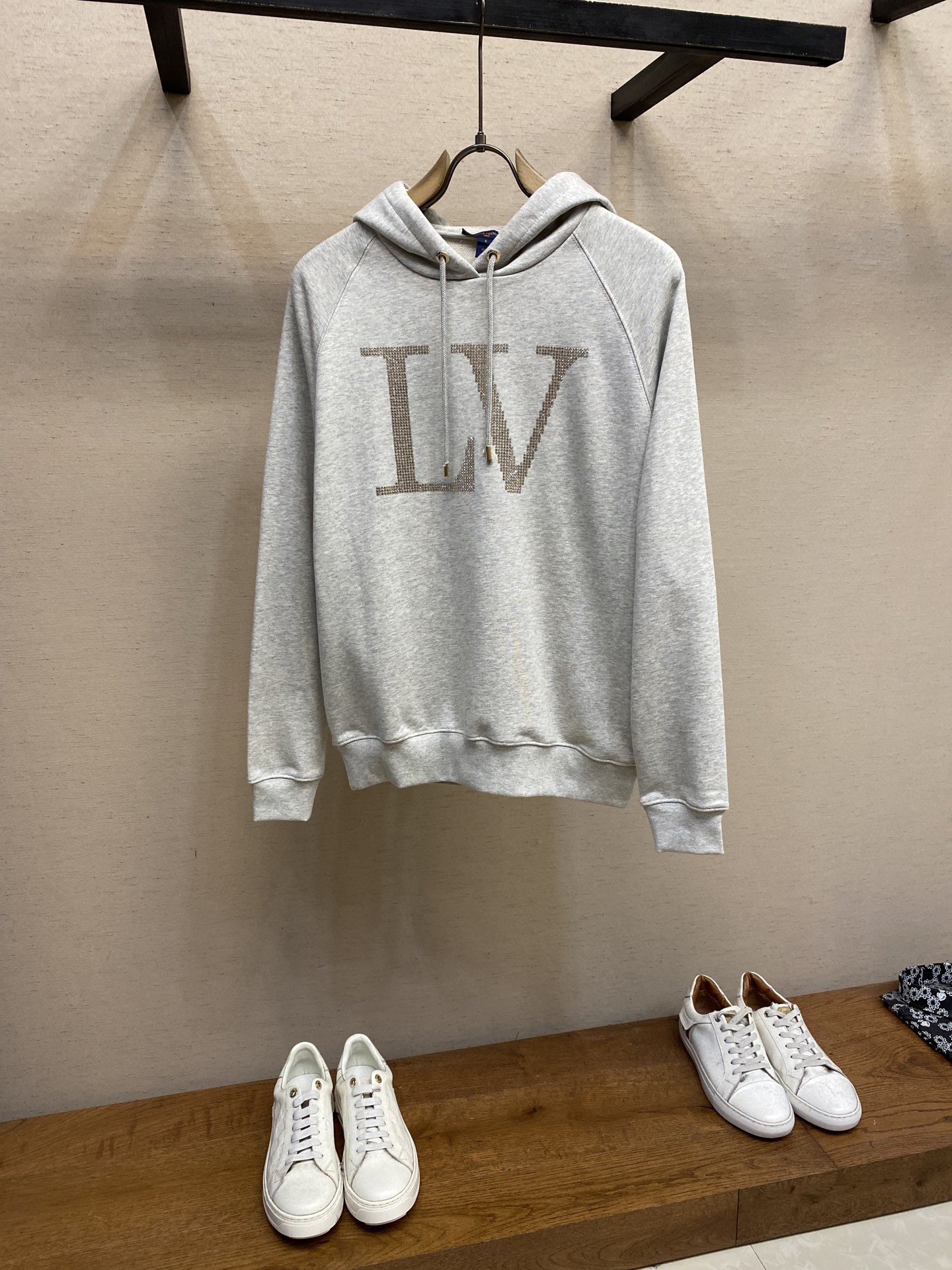 NO:461110,1V, diamond letter hooded sweatshirt Original, 500 purchase; cotton fabric with velvet inside, rhinestone structure letters, ribbed hem, hooded drawstring design, loose fitting, full set of auxiliary materials equipped # Pure cotton fish scale bottom fabric The fabric is made of 16S double yarn S fish scale bottom grinding fabric, 380g, paired with 26S double yarn rib fabric, 470g. The terry is composed of three-line sweatshirt, veil, tying yarn, and bottom yarn. It takes into account breathability and comfort, and the overall light and comfortableness is light and comfortable, and has a good silhouette. Its characteristics are soft feel, solid texture, and excellent extension, elasticity, wrinkle resistance, and moisture absorption. # Rhinestone brand element decoration  Amplify the classic letter rhinestone as a decorative element to enhance the sense of luxury and recognition. The surface is densely inlaid with rhinestone to form a bright halo; the three-dimensional protruding inlay effect enhances visual impact. Rhinestone is an artificial gem that enhances the design's exquisiteness through a shiny luster. Rhinestone has a synthetic gem with high transparency and gloss, creating a shining and three-dimensional printing effect. The number and position of the plate are not bad at all, so that the graphics are kept consistent with the original rendering. Accurately positioning laser engraving to ensure the symmetrical arrangement of the rhinestone; the high temperature inlaid with rhinestone on the surface of the fabric to enhance the firmness. # Adjustable drawstring end hooded sweatshirt  The hooded version is developed, and the hooded design can protect the head well; it can also increase the layering and fashion sense of the whole piece of clothing. The neckline can be freely adjusted to meet different wear needs. The hardware cage engraving is clear and smooth, and the hooded sweatshirt style is not limited to shoulder width. The shoulder thread is sewn into the seams to increase service life. The neckline, hem, and cuffs are spliced ​​with thread threads of Kanche double needles. Size XS-L, hoodie, sweatshirts, hats, alexander wang198609091V、钻构字母连帽卫衣 原,500购买；内里起绒的棉质面料、莱茵石构筑字母、罗纹下摆、连帽抽绳设计、宽松版型、全套辅料配备 # 纯棉质鱼鳞底面料 面料采用16S双纱S鱼鳞底磨毛面料,380g,搭配26S双纱罗纹面料,470g.毛圈是三线卫衣是面纱,绑纱,底纱所组成的.兼顾透气性与舒适度,整体轻薄舒适又具有很好的廓形.其特点是手感松软、质地扎实,且具有杰出的延伸性、弹性、抗皱性、和吸湿性. # 莱茵石品牌元素装饰 放大经典字母莱茵石作为装饰元素,以增争强奢华感和辨识度.表面密集镶嵌莱茵石,形成璀璨光晕；立体凸起的镶嵌效果,增强视觉冲击力.莱茵石是一种人造宝石,通过闪亮的光泽提升设计的精致度. 莱恩石具有高度透明度和光泽度的合成宝石,创造出一种闪耀且富有立体感的印花效果.对版颗粒数及位置丝毫不差,使图形保持和原版效果图一致.精准定位激光雕刻,确保莱茵石排列对称；高温将莱茵石嵌于面料表面提升牢固度. # 可调节抽绳端头连帽卫衣 对版开发连帽版型,连帽设计能够很好地保护头部；同时也能够增加整件衣服的层次感和时尚感.可以自由地调节领口大小,适应不同的穿着需求.五金吊钟刻字清晰流畅,连帽卫衣版型不限肩宽.肩线做缝处均内加嵌条,增加使用寿命.领口、下摆、袖口均以坎车双针车线螺纹拼接. 尺码XS-L,,hoodie,sweatshirts,hats,alexander wang,Men's clothing