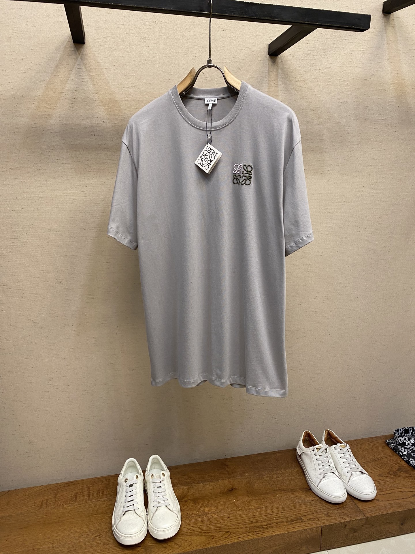 NO:455769,Loewe, basic embroidered LOGO short-sleeved T-shirt classic logo design, using imported Ballingda embroidery machine, with in-place details, using 26 220G combed cotton fabric, soft and comfortable, and complete three standards Size S-XL,,loewe, T-shirt,tees, t-shirt,alexander wang19860909Loewe、基础款刺绣LOGO短袖T恤 经典Logo设计,采用进口百灵达刺绣机,细节到位,采用26支220G精梳棉面料,手感柔软舒适,三标齐全 尺码S-XL,,loewe,T-shirt,tees，t-shirt,alexander wang,Men's clothing