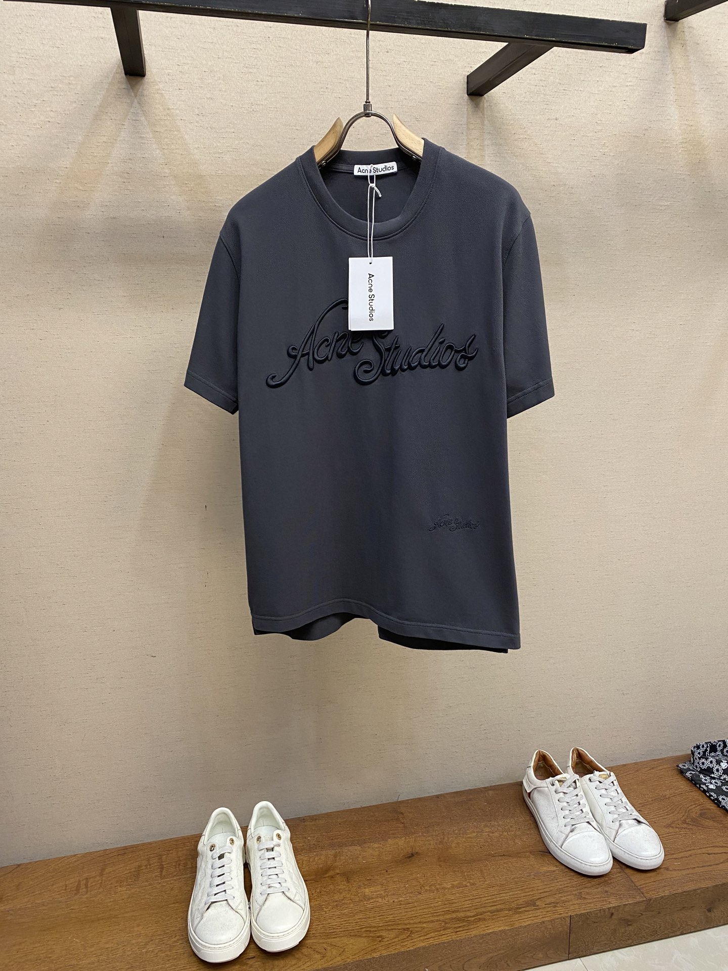 NO:455795,Acne Studios 2025FW This round-neck beaded cotton T-shirt is casual in a neutral style. It is decorated with the seasonal Ac*e Stud*os 3D embroidered logo. It is made of cotton fabric and is made of laundry and wash water to make it old. It is a casual and versatile model. It is very comfortable on the upper body and is especially suitable for me like to wear comfortably. In terms of art, it is absolutely top-notch. Simple art is always at the top of European trends. Washing method dry cleaning or cold water on the back quickly machine-washing and drying naturally!  Avoid soaking in warm water Size S-XL, acne studios,dior,tees,t-shirt,alexander wang19860909Acne Studios 2025FW 此款圆领珠地棉质 T恤采用休闲版型,中性风格.饰有当季 Ac*e Stud*os 3D 刺绣徽标.选用棉质面料制成,采用成衣洗水做旧设计.休闲百搭的一款 上身很舒适 特别适合我这种喜欢舒适穿着 论艺术绝对玩到顶尖 简约艺术始终走在欧洲潮流顶端 洗涤方式干洗或反面冷水快速机洗自然晾干！忌温热水浸泡 尺码S-XL,,acne studios,dior,tees，t-shirt,alexander wang,Men's clothing