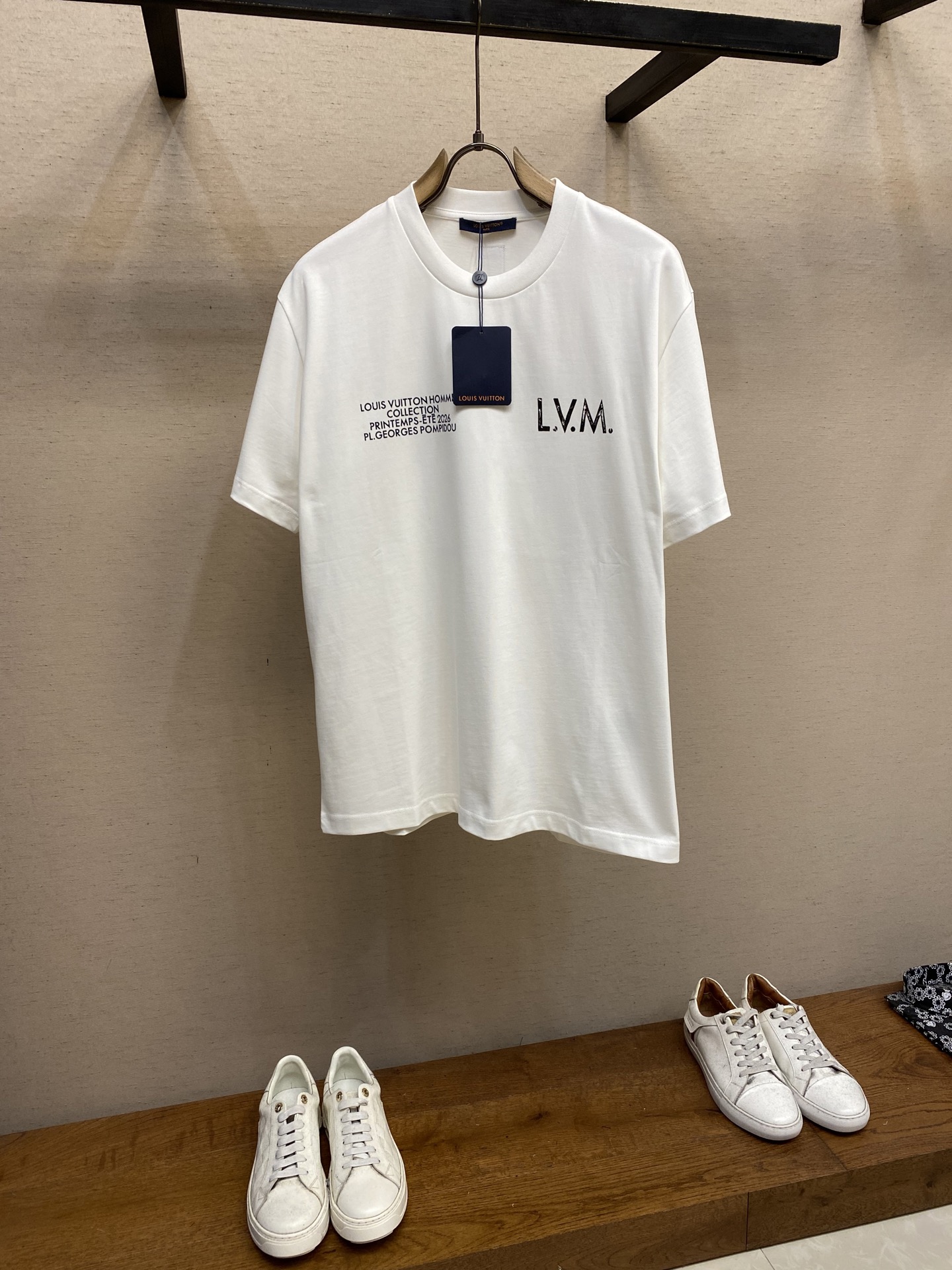 NO:455790,1V Louis Home 2026FW Spring and Summer 1V Show Staff’s Half-Sleeve T-shirt with aged print and a genuine leather seal on the back!  Recommend dry cleaning or reverse laundry bag wrapped in cold water and machine washing Size S-XL, louis vuitton,tees, t-shirt,alexander wang198609091V 路易家 2026FW春夏1V大秀场员工半袖T恤 做旧印花配合后背真皮皮章！ 建议干洗或反面洗衣袋包裹冷水快速机洗 尺码S-XL,,louis vuitton,tees，t-shirt,alexander wang,Men's clothing