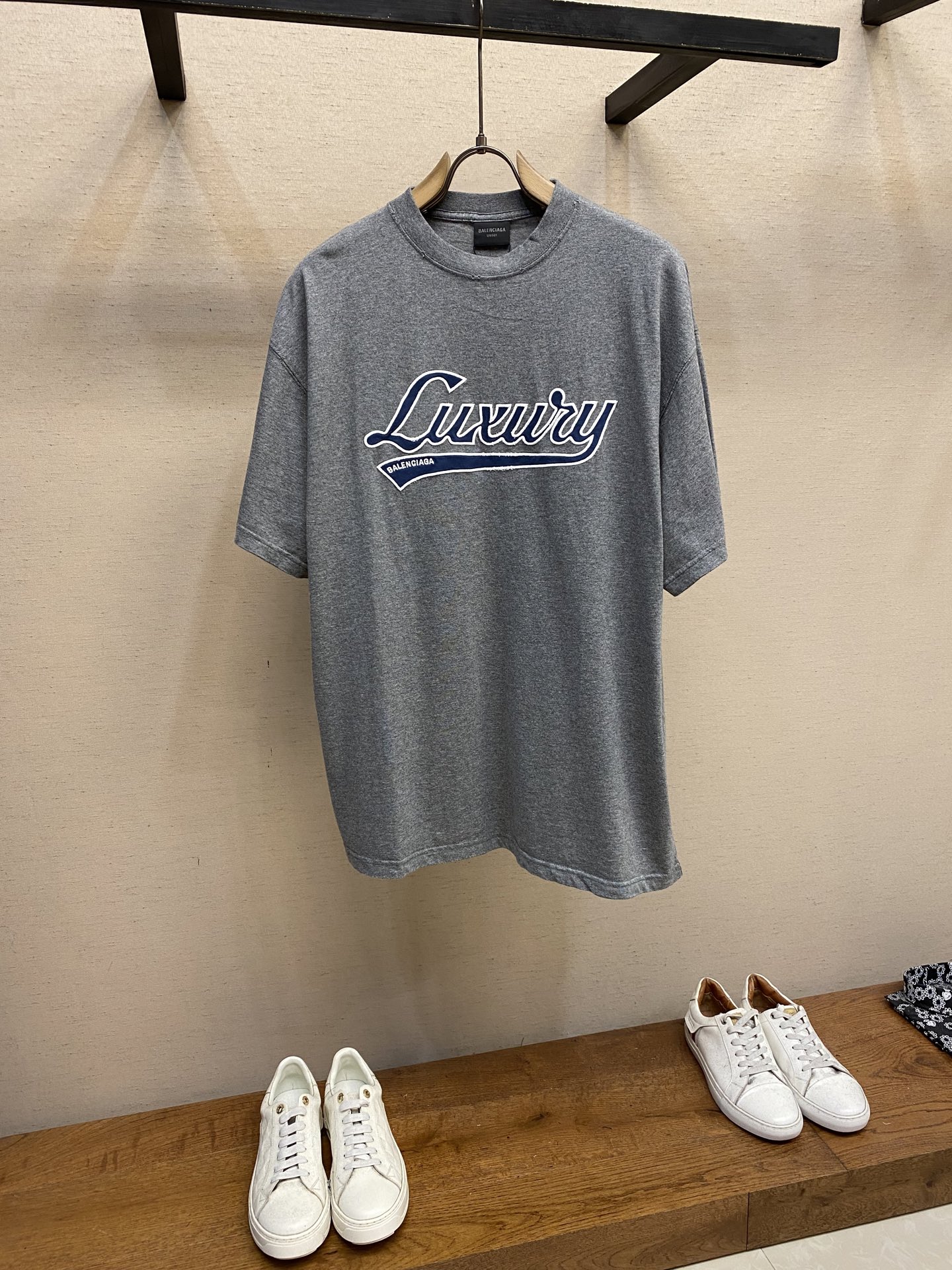 NO:455835,Balenciaga and 25ss new LUXURY SCRIPT silhouette T-shirt, same style for men and women, on-site sale, jersey knitted fabric, soft and comfortable upper body. Round neck design, luxury script art embroidery on the front, original product is open for light embroidery and needle adjustment. It took more than a dozen times to achieve this satisfactory effect to distinguish the market. The difference from the original version is too handsome. It is so comfortable to wear in summer. The trend is very simple and has a sense of design. Who can not love the super loose style? Lazy and casual~ Size XS-L,,balenciaga,tees, t-shirt,alexander wang19860909Balenciaga、25ss新款LUXURY SCRIPT廓形T恤,男女同款 现货发售 采用平纹针织面料,上身柔软舒适.圆领设计,正面饰以luxury script艺术作品刺绣,原版开货光刺绣调针,处理了十几次才到这个满意效果可以区分市场 跟原版打版的区别 ,太帅气了男友风穿搭夏天这么穿太舒服了 潮流感十足简单又不失设计感谁能不爱超宽松版型 慵懒随意～ 尺码XS-L,,balenciaga,tees，t-shirt,alexander wang,Men's clothing