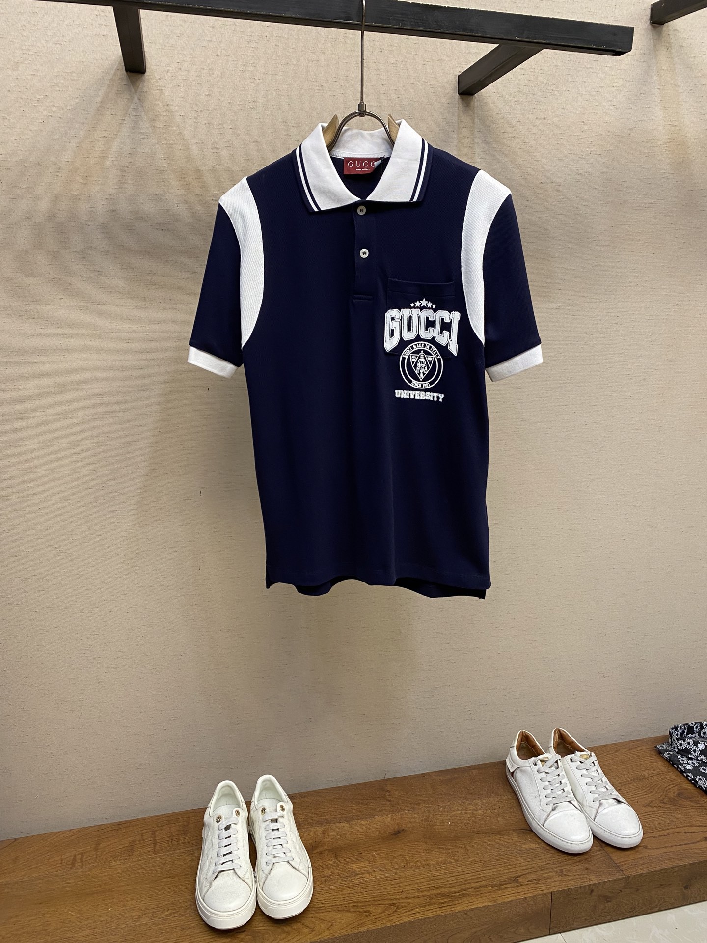 NO:455818,Gucci, G family 25ss new Polo shirt is inspired by elastic beads and floor cotton, cleverly embellishing Gucci University E flowers. Size S-XL, gucci, versace, gucci, alexander wang19860909Gucci,G家 25ss新款Polo衫以弹力珠地棉匠心演绎,巧妙缀饰Gucci UniversityE花. 尺码S-XL,,gucci,versace,gucci,alexander wang,Men's clothing