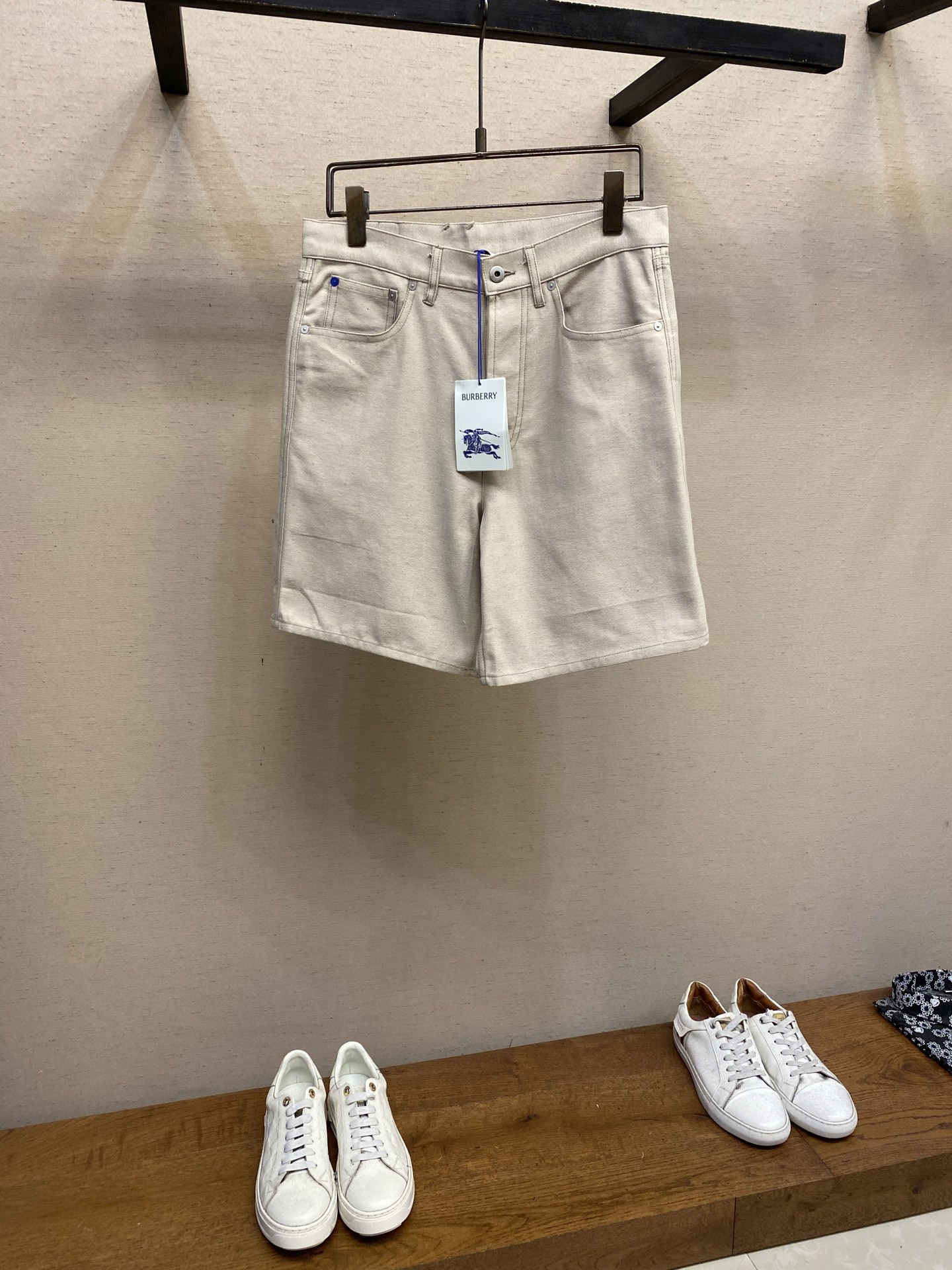 NO:455813,BBR Equestrian Twill Cotton Denim Shorts The fabric is made of khaki denim, and the drapes are not soft and not soft. The breathability is overwhelming. It can be cool and not sweaty when worn in summer. Double car line + hardware buckle, blue button finishing touch is too outstanding, metallic luster, neat car line, washed 100 times, it looks like new, hard core and durable. The back embossed sense of war horse totem, Bur soul symbol is directly full, from a distance, it is high-quality texture, close to the close, full brand DNA. Blue suede brand, full set of traceability marks, channel hard goods, Italian made marks, brand details have no blind spots, zero difference, and the noble sense of outfit is directly full. Size S-XL, burberry, shorts, chamois leather, alexander wang19860909BBR 马术斜纹棉牛仔短裤 面料采用卡其丹宁布挺括垂坠不软塌,透气度碾压普通牛仔,夏天穿也能飒爽不闷汗.双车线+五金扣,蓝色纽扣点睛太绝,金属光泽,工整车线,洗100次都像新的,硬核耐造.背面浮雕感战马图腾,Bur灵魂符号直接拉满,远看是高级质感,近看藏满品牌DNA.蓝色麂皮牌,全套溯源标,渠道硬货实锤,意大利制造标,品牌细节无死角,零差别,穿搭贵气感直接拉满. 尺码S-XL,,burberry,shorts,chamois leather,alexander wang,Men's clothing