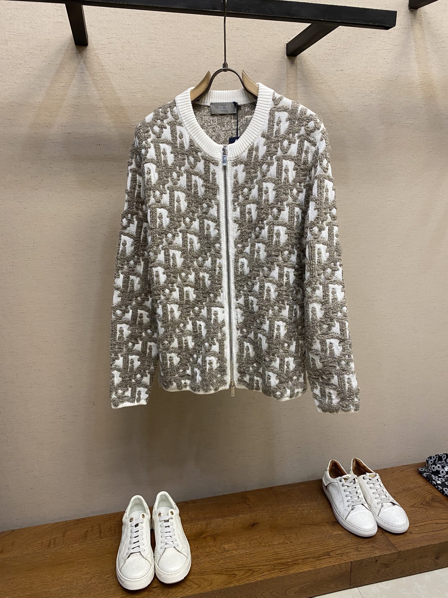 NO:456867,Dior, D-head jacquard cardigan official website price 19950 The wool material is made of 50 wool 50 polyamide fiber 16 double-strand blended yarn, and the inner part is combed and tightly spun 40 cotton yarn, and the plate is dyed gray-green and light blue. The flower yarn is first twisted and composed into a yarn by 5 yarns. The whole piece is imported from Japan, and the 3-color jacquard towel is embroidered with round neck tip clamping long sleeves. Special processing of two-sleeved car zipper, special washing process, specific hardware three-standard washing S-XL, dior, alexander wang19860909Dior,D字头提花开衫 官网价格19950 毛料采用采用50羊毛50聚酰胺纤维16支双股混纺纱,里部采用精梳紧密纺40支棉纱,对板定染灰绿色和浅蓝色.花型纱先由5条纱加捻拼成一条纱,全件由日本进口电脑机隔支圆筒3色提花毛巾绣加圆领尖夾长袖.特别加工两袖车拉链,特殊洗水工艺,特定五金三标水洗 尺码S-XL,,dior,alexander wang,Men's clothing