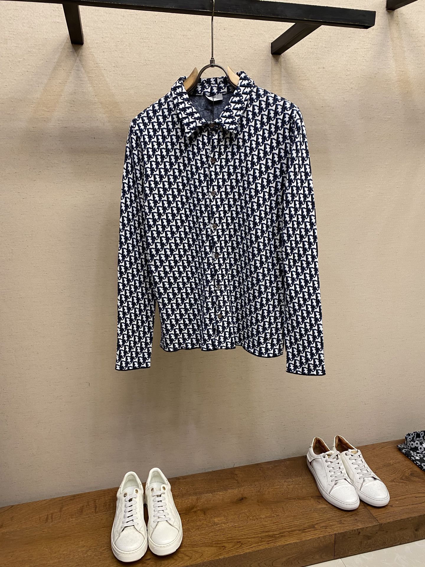 NO:456850,Dior, D-shaped wool shirt official website price 12950 wool material order dyed 40 combed cotton blended wool yarn, imported Tajima sewing machine made of 14-needle three-color jacquard technology, a single piece takes minutes, cut collar sewing, positioning design, the flower pattern is made by experienced masters cut pictures, each piece is positioned according to YB, sewing plate, positioning straight eyes, specific logo natural color shell, three-stamp washing Size XS-L,,dior,shirts,alexander wang19860909Dior,D字头毛织衬衫 官网价格12950 毛料订染40支精梳棉混纺羊毛纱线,采用进口田岛精机做14针三色提花工艺,单件耗时分钟,剪领缝合,定位设计,花型由经验丰富的老师傅抠图制作,每件按照YB定位花型,缝盘,定位开直眼,特定logo天然彩贝,三标水洗 尺码XS-L,,dior,shirts,alexander wang,Men's clothing