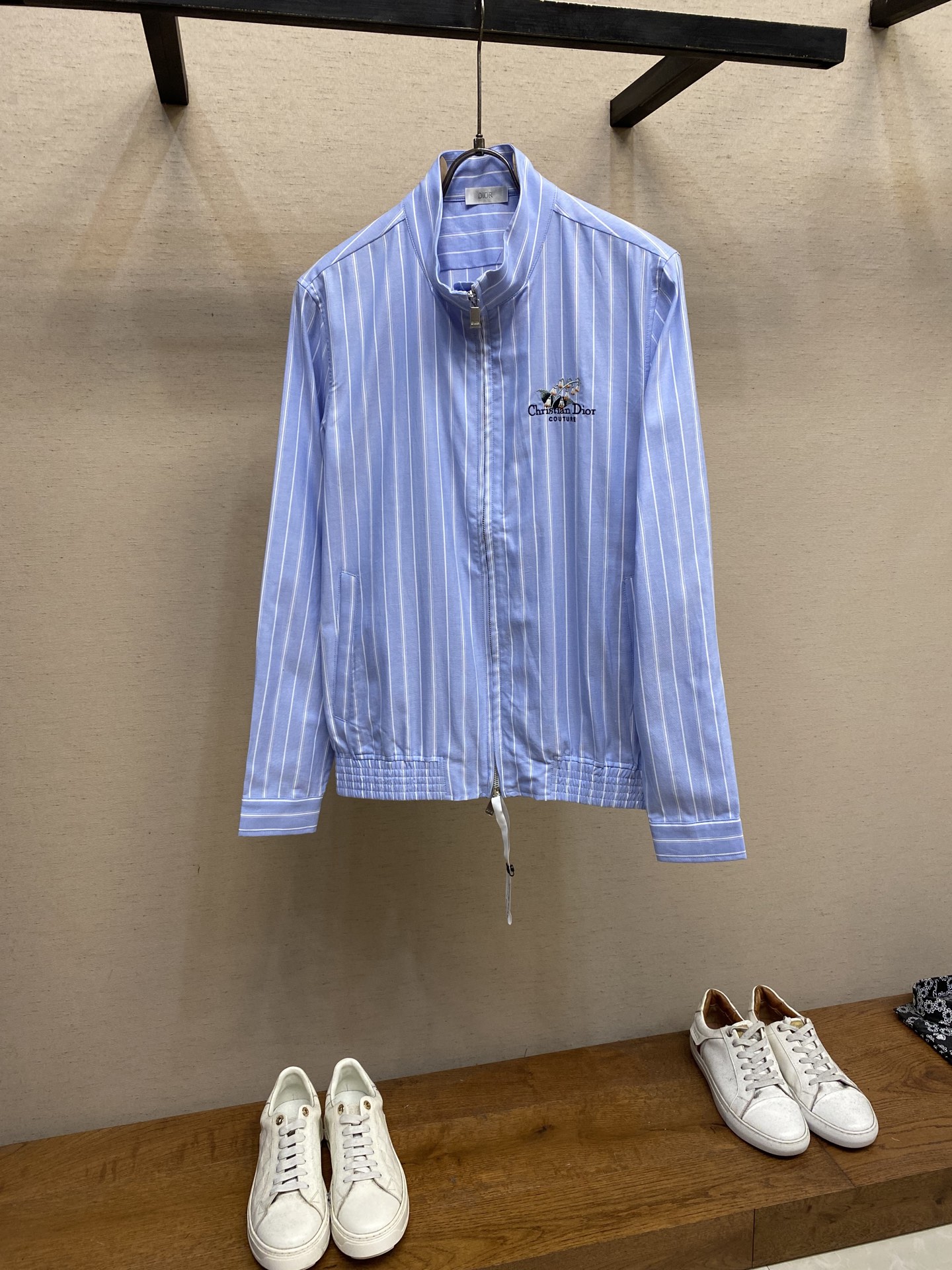 NO:456835,Dior, the striped jacket is here again, another ultra-thin jacket that doesn’t pick on your body!  This time it is a men's clothing category. A refreshing blue and white sunscreen jacket. First, visually decompress the youthfulness and freshness are reflected in this!  It's a very clean breath!  This issue’s major promotional model!  Both comfort and appearance are grasped!  This fabric is particularly thin!  !  The fabric is imported cotton fabric, with its own flowing luster, and then cut pieces to splice the refreshing striped fabric, which gives a little transparency, and the real thing is super high-end!  Super comfortable!  This jacket can be worn for a long time and can be used for outdoor commuting!  Wear it as a sunscreen in summer and a thin coat in autumn!  On weekdays, you can keep a piece in your bag resistant to wind and rain, both fashionable and practical!  !  There are too many advantages. The only thing is that the number is limited. If you like it, you need speed!  !  Size S-2xl, Dior, Jackets & coats, Jackets & coats, Alexander wang19860909Dior,条纹外套又来啦,又是一款完全不挑身材穿的超薄夹克外套！这回是男装类目 清爽的蓝白配色防晒外套.先视觉解压一下少年感跟清新感都体现在这上面！就是内种很干净的气息！ 本期重磅主推款！无论是舒适度还是颜值都拿捏住了！这个面料特别的薄！！面料成份为进口棉面料 自带流动光泽,再裁片拼接清爽条纹面料, 略带一点透透的感觉,实物超级高级啊！超级舒服！ 这种外套可穿的时间很长,户外通勤都可！夏天当个防晒穿,秋天当个薄外套穿！平日包里放一件恶劣天气抗风防雨,时髦和实用都兼顾！！优点可太多了 唯一就是数量有限,下喜欢可要速度！！ 尺码S-2xl,,dior,jackets & coats,jackets & coats,alexander wang,Men's clothing