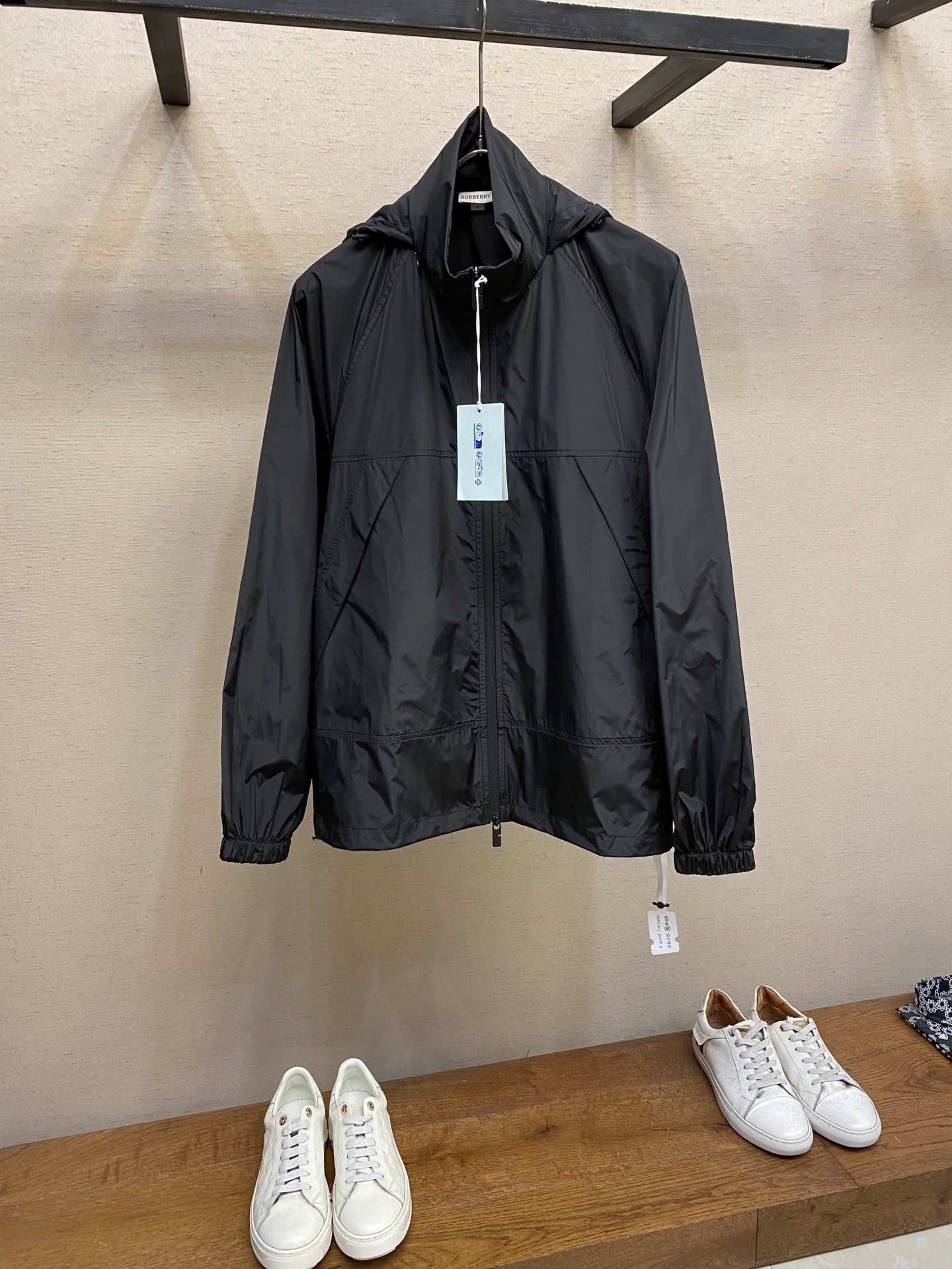 NO:456838,BBR, new high-density nylon windproof one-shoulder shrink hood windbreaker jacket, the same classic war horse ten thousand needle embroidery pattern casual sports pressed zipper jacket jacket!  Trading companies have sparse channels, and the official website is released on 18150RMB!  B Family's 25-year new light hooded jacket combines classic elements and sports style to create fashionable and avant-garde casual sports items!  Made of high-quality nylon fabric, this jacket is lightweight, wear-resistant, wind-resistant, waterproof and so on, making it perfect for making casual jackets!  In fabric treatment, special waterproof coating treatment technology is used to enhance its waterproof performance!  Decorate the Equestrian Knight logo (EKD) and B-shaped zipper head on the jacket through embroidered icons to highlight the brand’s characteristics!  Using advanced sewing equipment and technology, sew the fabric together to form the overall structure of the jacket!  During the sewing process, pay special attention to details, such as sewing of zippers, pockets, cuffs, etc., to ensure its firmness and aesthetics!  Drawstring shrink hood and hem design can adjust the tightness according to weather changes, providing better protection. Size S-2xl,,jackets & coats,jackets & coats,hats,alexander wang19860909BBR,新款高密度尼龙防风连肩收缩帽风衣夹克,男女同款经典战马万针刺绣图案休闲运动压胶拉链夹克外套！贸易公司渠道稀出,同步官网发售18150RMB！B家25年全新轻盈连帽外套,以经典元素与运动风格相融合,打造时髦前卫的休闲运动单品！ 这款夹克由高品质的尼龙面料制成,具有轻盈、耐磨、防风防水等特性,非常适合制作休闲夹克！在面料处理上,采用特殊的防水涂层处理技术,以增强其防水性能！通过刺绣图标将马术骑士徽标（EKD）和B字型拉链头装饰在夹克上,彰显品牌特色！使用先进的缝制设备和技术,将面料缝制在一起,形成夹克的整体结构！在缝制过程中,特别注意细节处理,如拉链、口袋、袖口等部位的缝制,确保其牢固度和美观度！抽绳式收缩连帽与衣摆设计,可根据天气变化调整松紧度,提供更好的防护效 尺码S-2xl,,jackets & coats,jackets & coats,hats,alexander wang,Men's clothing