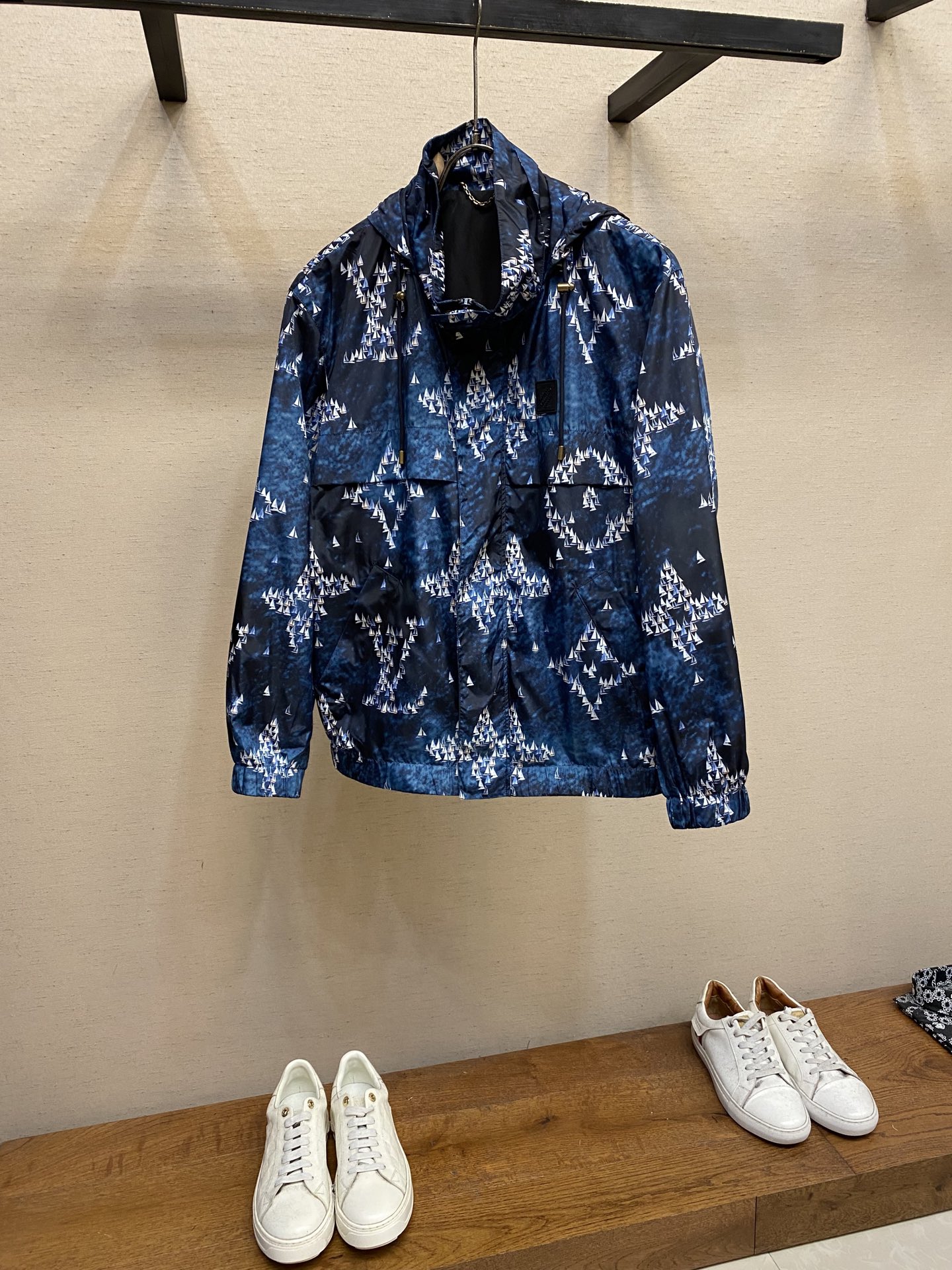 NO:456872,【Replica】1V Louis Home This windproof jacket is made of lightweight technology fabric, and uses Monogram Regatta pattern to depict the scene of the pocket fleet sailing on the blue water. Marque 1. Vuitton Déposée rubber patches embellish the chest, and the hood can be adjusted to facilitate the collar. It is recommended to dry cleaning or reverse laundry bag wrapping cold water and machine washing. Size S-XL,,louis vuitton, jackets & coats,hats,alexander wang19860909【复刻】1V 路易家 本款防风夹克取材轻盈科技面料,以 Monogram Regatta 图案描摹袖珍船队于蔚蓝水面扬帆起航的情景.Marque 1.Vuitton Déposée 橡胶贴饰点缀胸前,可调节风帽方便收入衣领. 涉及五金配件建议干洗或反面洗衣袋包裹冷水快速机洗 尺码S-XL,,louis vuitton,jackets & coats,hats,alexander wang,Men's clothing