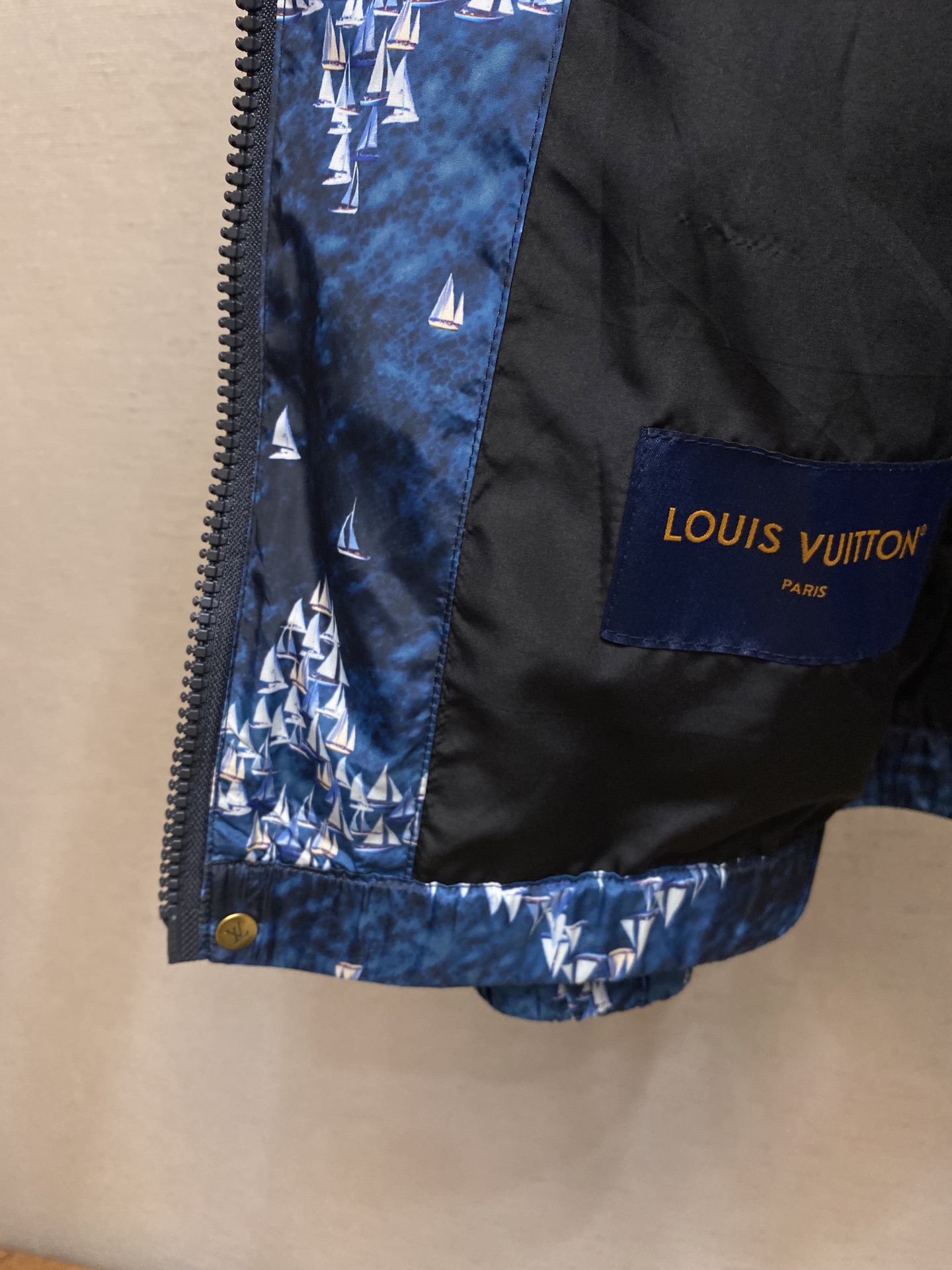 🌟🌟【复刻】1V ，路易家 本款防风夹克取材轻盈科技面料，以 Monogram Regatta 图案描摹