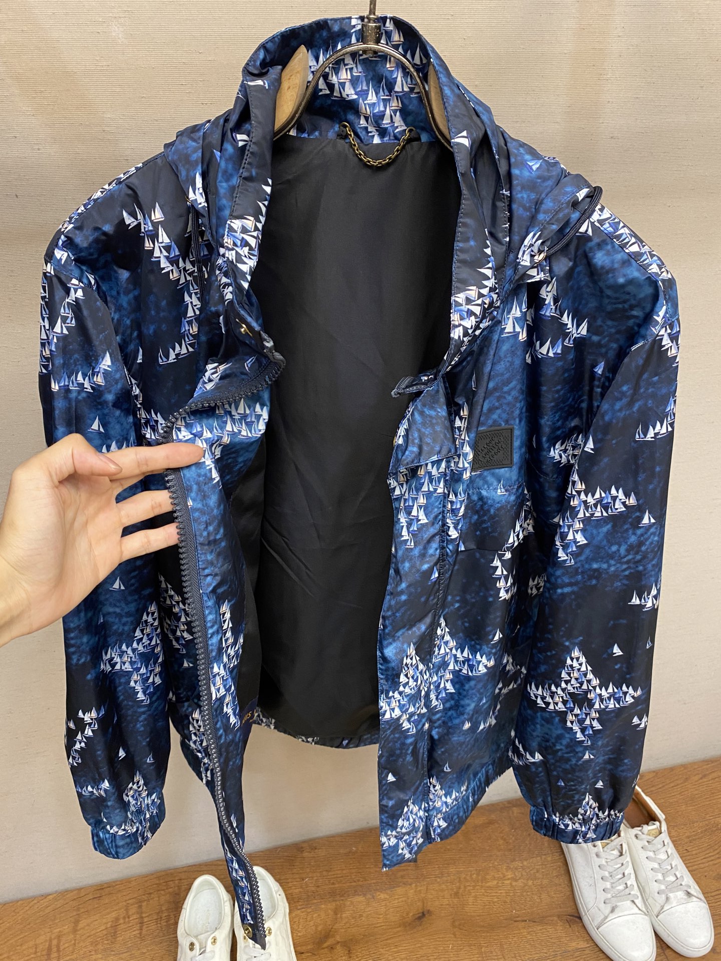 🌟🌟【复刻】1V ，路易家 本款防风夹克取材轻盈科技面料，以 Monogram Regatta 图案描摹