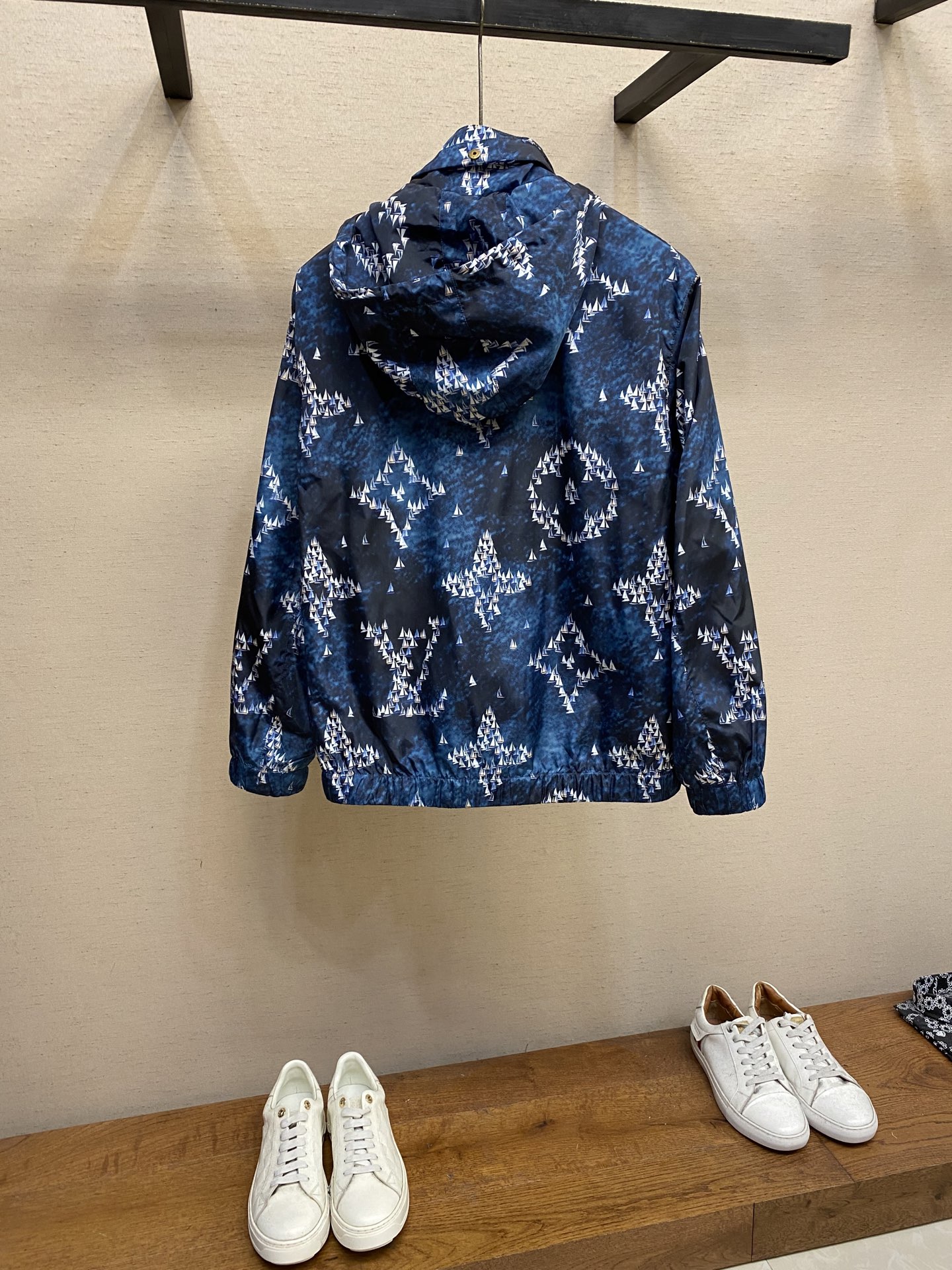 🌟🌟【复刻】1V ，路易家 本款防风夹克取材轻盈科技面料，以 Monogram Regatta 图案描摹