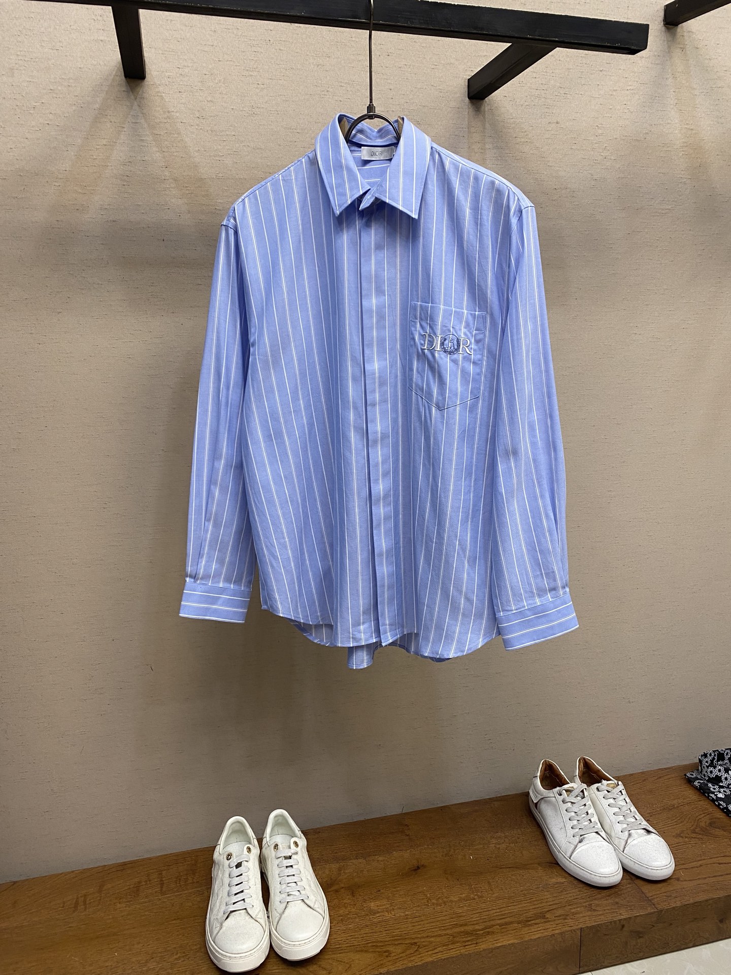 NO:456830,Dior, blue and white striped cotton removable lapel shirt, a co-branded cat logo embroidered loose casual long-sleeved shirt!  Trading companies have sparse channels, and 8050RMB is sold on the official website at the same time!  D's new co-branded embroidered striped shirt, a masterpiece that combines high-end fashion and exquisite craftsmanship, and its unique charm is irresistible!   This shirt uses custom-made colored blue and white striped cotton. The stripes are smooth and clear, and the color is bright without losing harmony, as if the leisure and satisfaction of the blue sky and white clouds are integrated into the clothes!  The fabric is delicate and soft, and the touch is as gentle as jade, making people feel comfortable and comfortable when wearing it!  The design of the chest pocket is clever and unique. It is not only a functional element of the shirt, but also the finishing touch of fashion!  The pocket is embroidered with exquisite co-branded cat logo embroidery. The cat's image is lifelike and his eyes are lively, as if he is peeking into the secrets of the fashion world!  This embroidery not only highlights the brand's noble identity, but also adds a bit of fun and vitality to the shirt!  The removable collar design, this innovative move gives the shirt more possibilities!  Users can switch between lapels and round necks according to their preferences and occasional needs to easily create different styles and temperaments!  Whether it is a formal business occasion or a casual party time, you can find the collar that suits you the most and show your unique personal charm!  The loose tailoring design is adopted in terms of the style. This style not only conforms to the current popular loose fashion trend, but also can well modify the body lines, making people more confident and calm when wearing it!  Size S-2xl, Dior, Dior, Shirts, Alexander wang19860909Dior、蓝白条纹棉质可拆卸翻领衬衣,男女同款联名猫咪标识刺绣宽松休闲长袖衬衫！贸易公司渠道稀出,同步官网发售8050RMB！D家新款联名刺绣条纹衬衫,一款融合了高端时尚与精湛工艺的杰作,其独特魅力令人难以抗拒！  这款衬衫选用了定制色织雅韵蓝白条纹棉料,条纹线条流畅而清晰,色泽亮丽而不失和谐,仿佛将蓝天白云的悠然自得融入衣物之中！面料细腻柔软,触感温润如玉,让人在穿着时尽享舒适与自在！胸前口袋的设计巧妙而别致,它不仅是衬衫的功能性元素,更是时尚的点睛之笔！口袋上绣有精致的联名猫咪标识刺绣,猫咪形象栩栩如生,眼神灵动,仿佛正窥探着时尚界的秘密！这一刺绣点缀不仅彰显了品牌的尊贵身份,更为衬衫增添了几分趣味与活力！ 可拆卸式衣领设计,这一创新之举赋予了衬衫更多的可能性！用户可以根据自己的喜好和场合需求,在翻领和圆领之间随意切换,轻松打造出不同的风格与气质！无论是正式的商务场合,还是休闲的聚会时光,都能找到最适合自己的领型,展现独特的个人魅力！在版型方面采用了宽松的剪裁设计,这种版型不仅符合当下流行的宽松时尚趋势,更能够很好地修饰身材线条,让人在穿着时更加自信与从容！ 尺码S-2xl,,dior,dior,shirts,alexander wang,Men's clothing