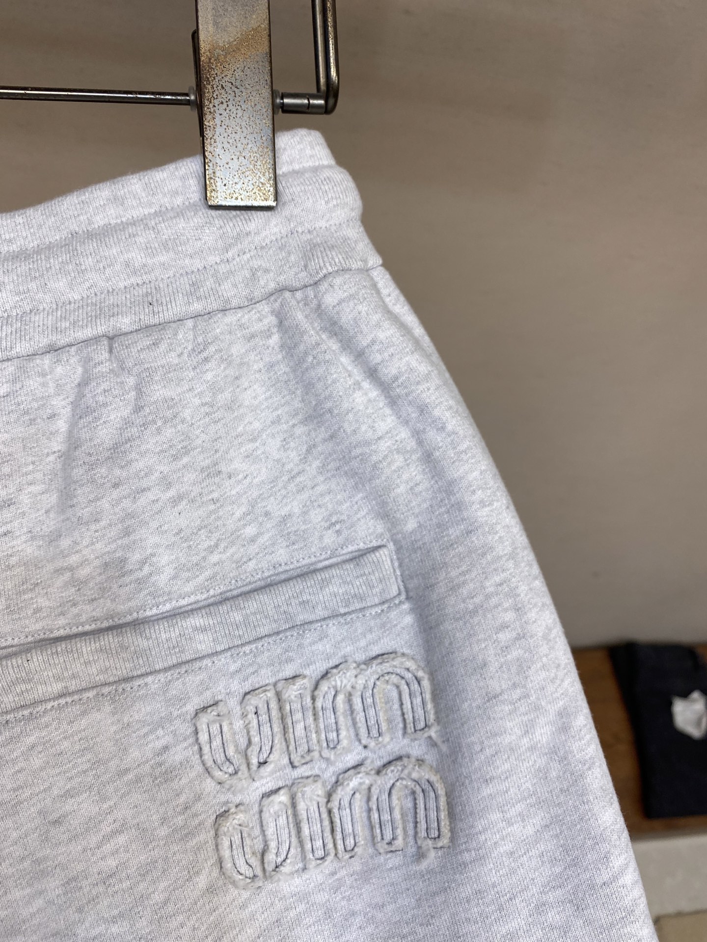 Miu Miu Men’s Leisure Shorts: Fashionable and Functional for Outdoor Activities - 图片 7