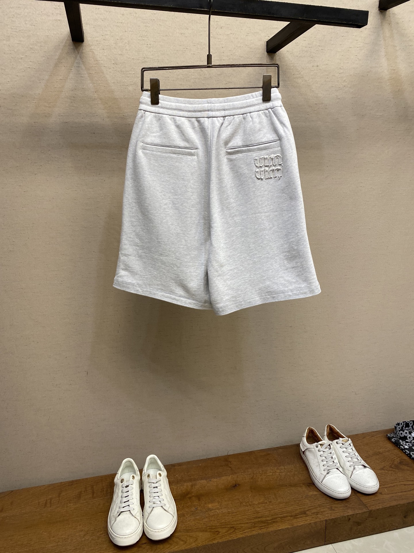 Miu Miu Men’s Leisure Shorts: Fashionable and Functional for Outdoor Activities - 图片 2