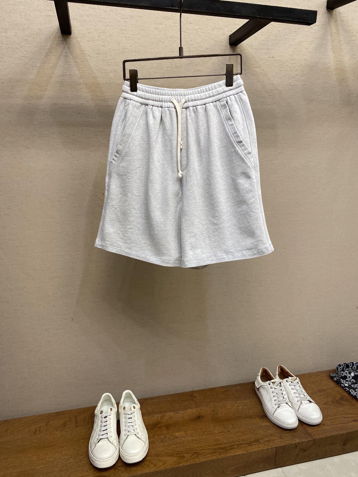 Miu Miu Men’s Leisure Shorts: Fashionable and Functional for Outdoor Activities - 图片 1