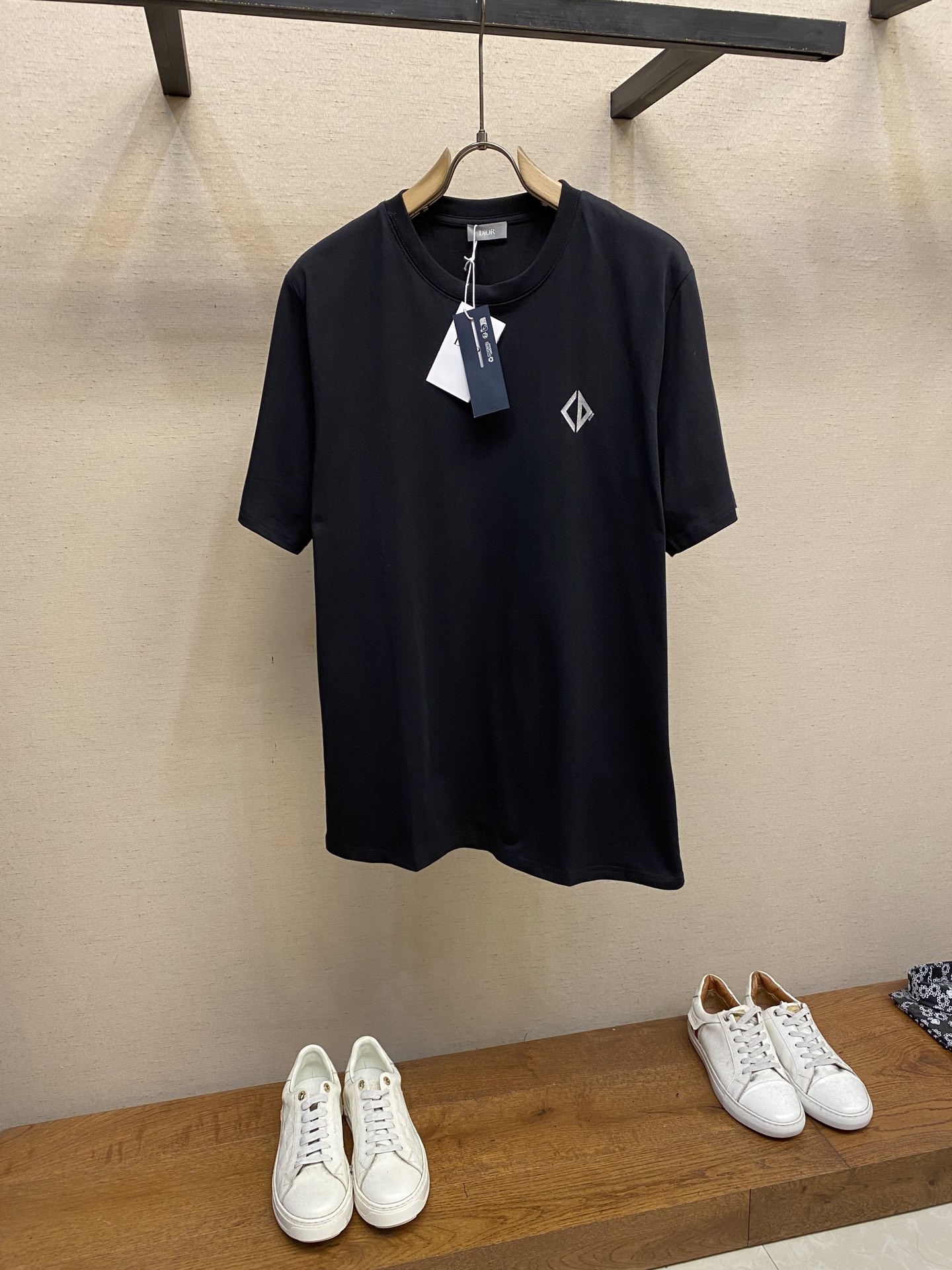 NO:483743,Dior, 25SSDIRO logo cotton short-sleeved T-shirt, genuine 7233 purchase, 32 tight combed cotton 260g, 1*1 tie-up sorona rib, glue printing, cloth fermentation, custom 11 trademark, loose version Size S-XL,,dior,T-shirt,tees,t-shirt,alexander wang19860909Dior,25SSDIRO标识棉质短袖T恤,正品7233购入,32支紧密精梳棉260克,1*1拉架索罗纳罗纹,胶浆印花,布匹酵洗,定制11商标,宽松版型 尺码S-XL,,dior,T-shirt,tees，t-shirt,alexander wang,Men's clothing