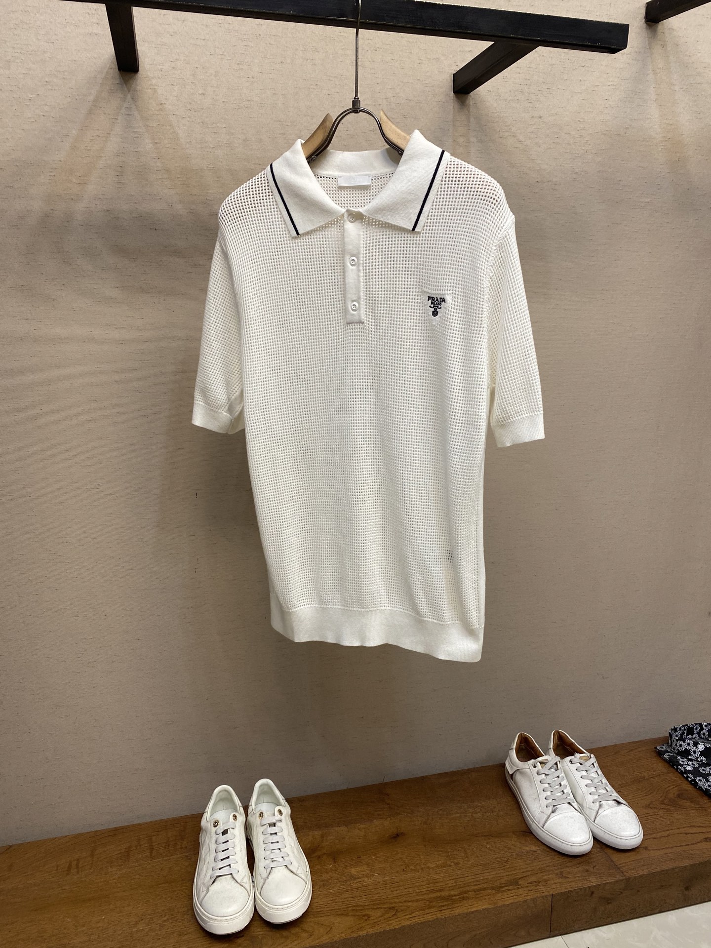 NO:838895,Prada, silk-cotton blended mesh Polo shirt. This Polo shirt is made of silk and cotton blended yarn, with meticulous mesh knitting technology, showing sporty style and exquisite charm. The design is light and elegant, with an embroidered logo on the chest, adding rich details to the classic silhouette!  Color black white lead gray.... Size S-XL, prada,19860909Prada, 丝棉混纺网眼Polo衫 本款Polo衫采用丝质和棉质混纺纱制成,以细致的网眼针织工艺,彰显运动风范和精致魅力.设计轻盈优雅,前胸点缀刺绣徽标,为经典廓形增添丰富细节！ 颜色黑色 白色 铅灰色.... 尺码S-XL,,prada,,Men's clothing