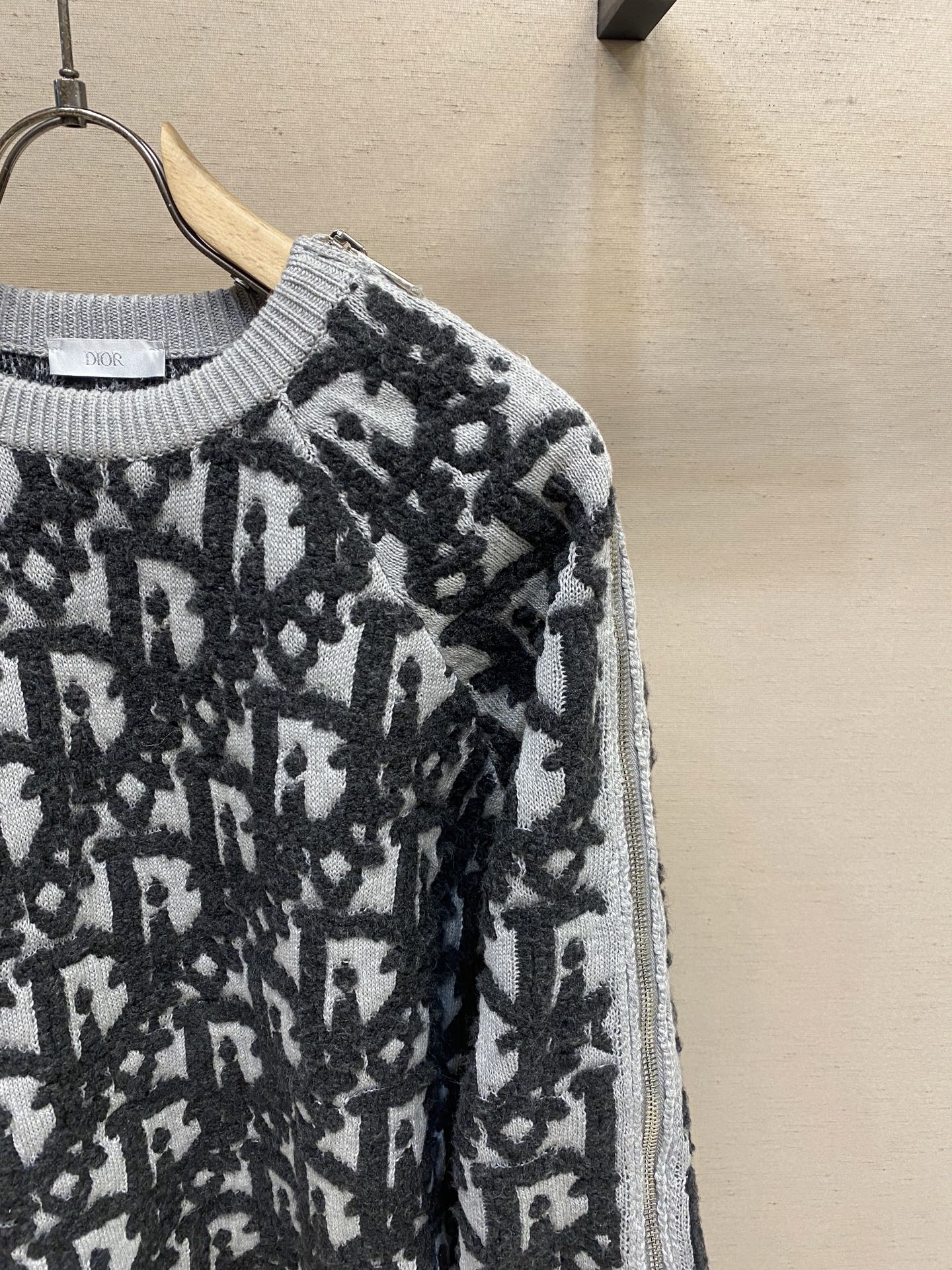 “Dior Knitting Shirt in White Wool Blend with Florist Detail and Oblique Pattern” - 图片 4