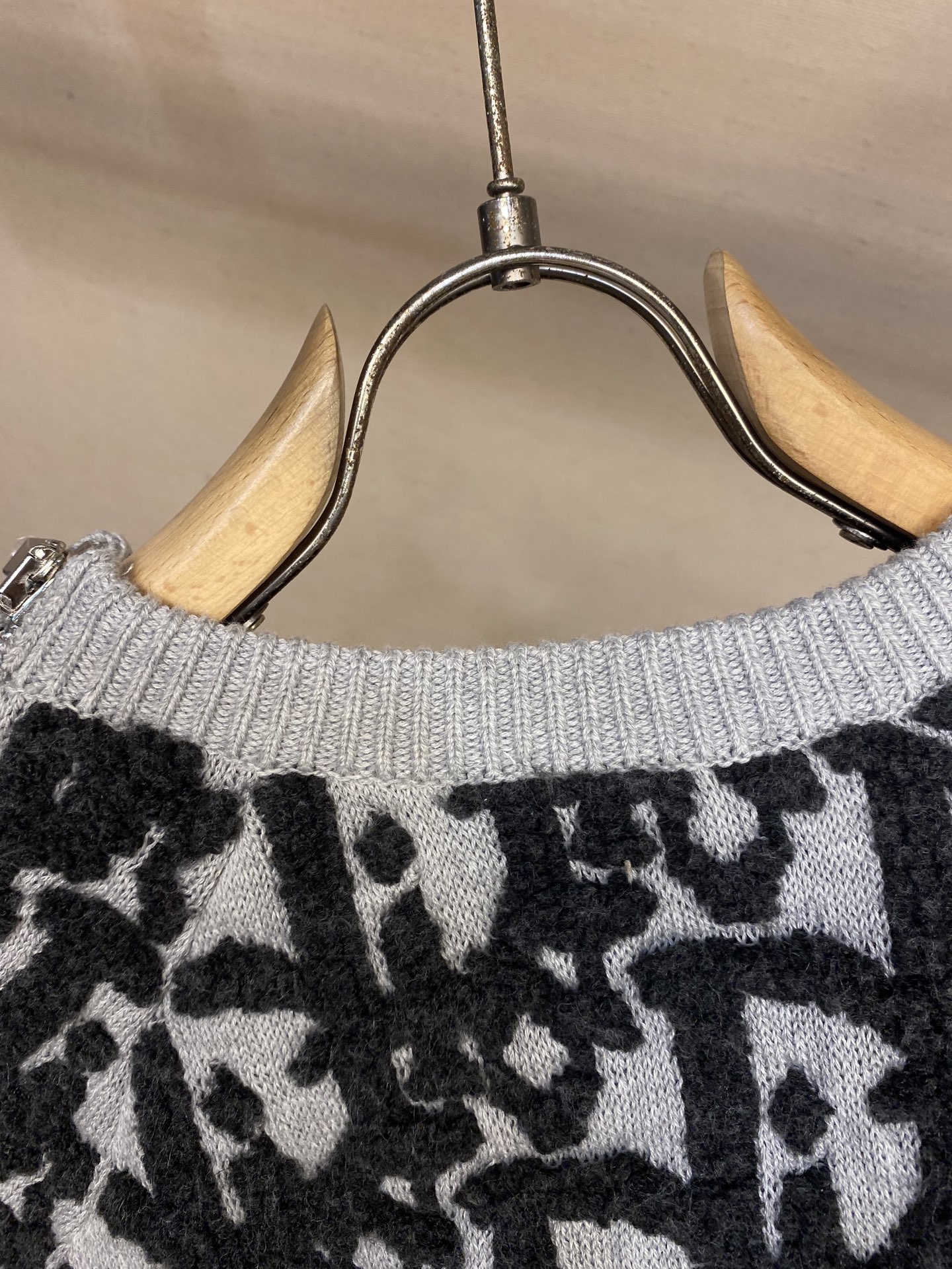 “Dior Knitting Shirt in White Wool Blend with Florist Detail and Oblique Pattern” - 图片 8