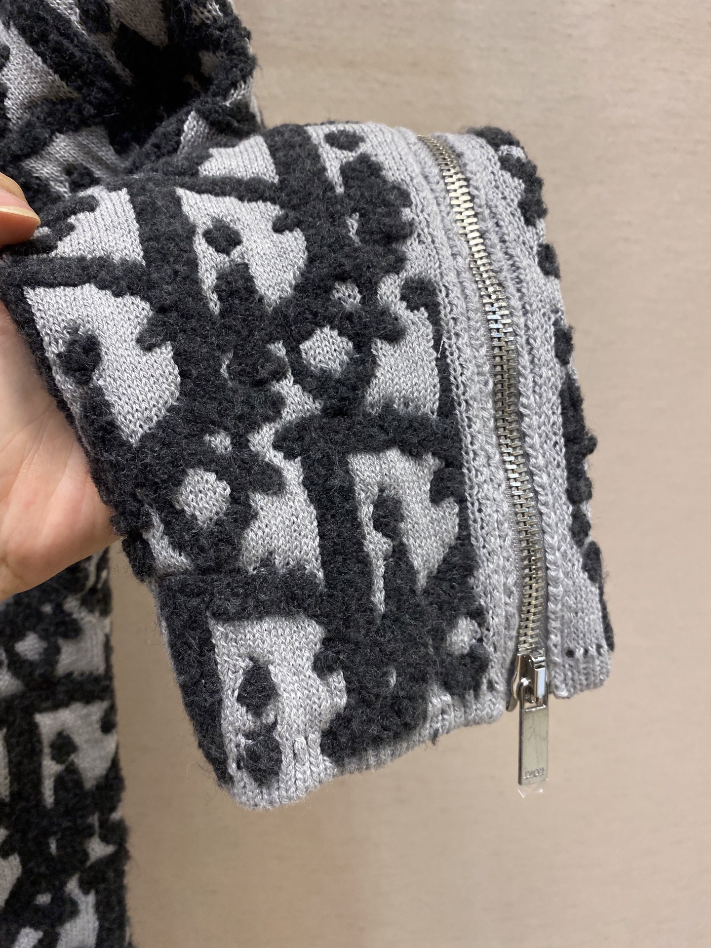 “Dior Knitting Shirt in White Wool Blend with Florist Detail and Oblique Pattern” - 图片 5