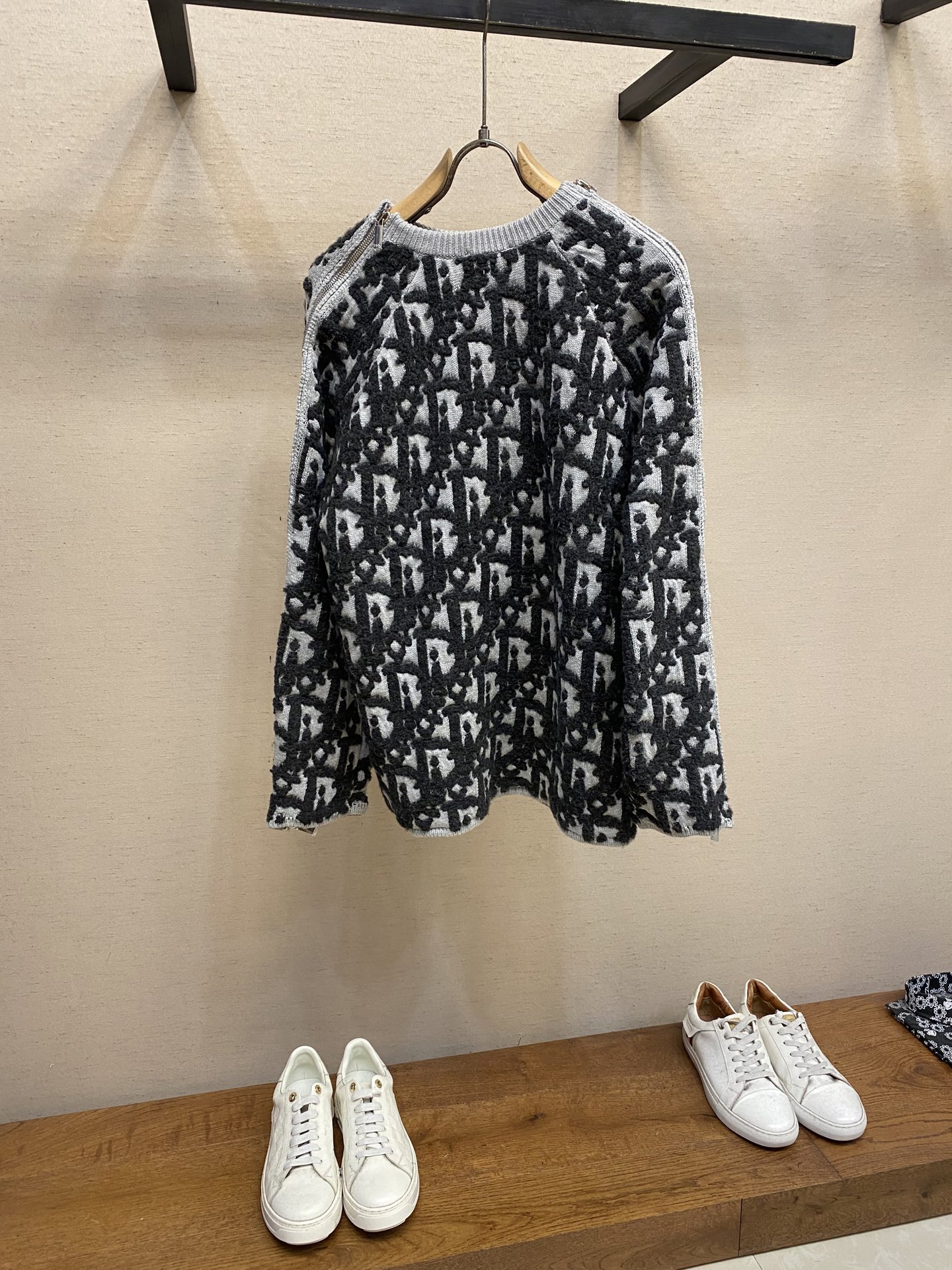 “Dior Knitting Shirt in White Wool Blend with Florist Detail and Oblique Pattern” - 图片 2