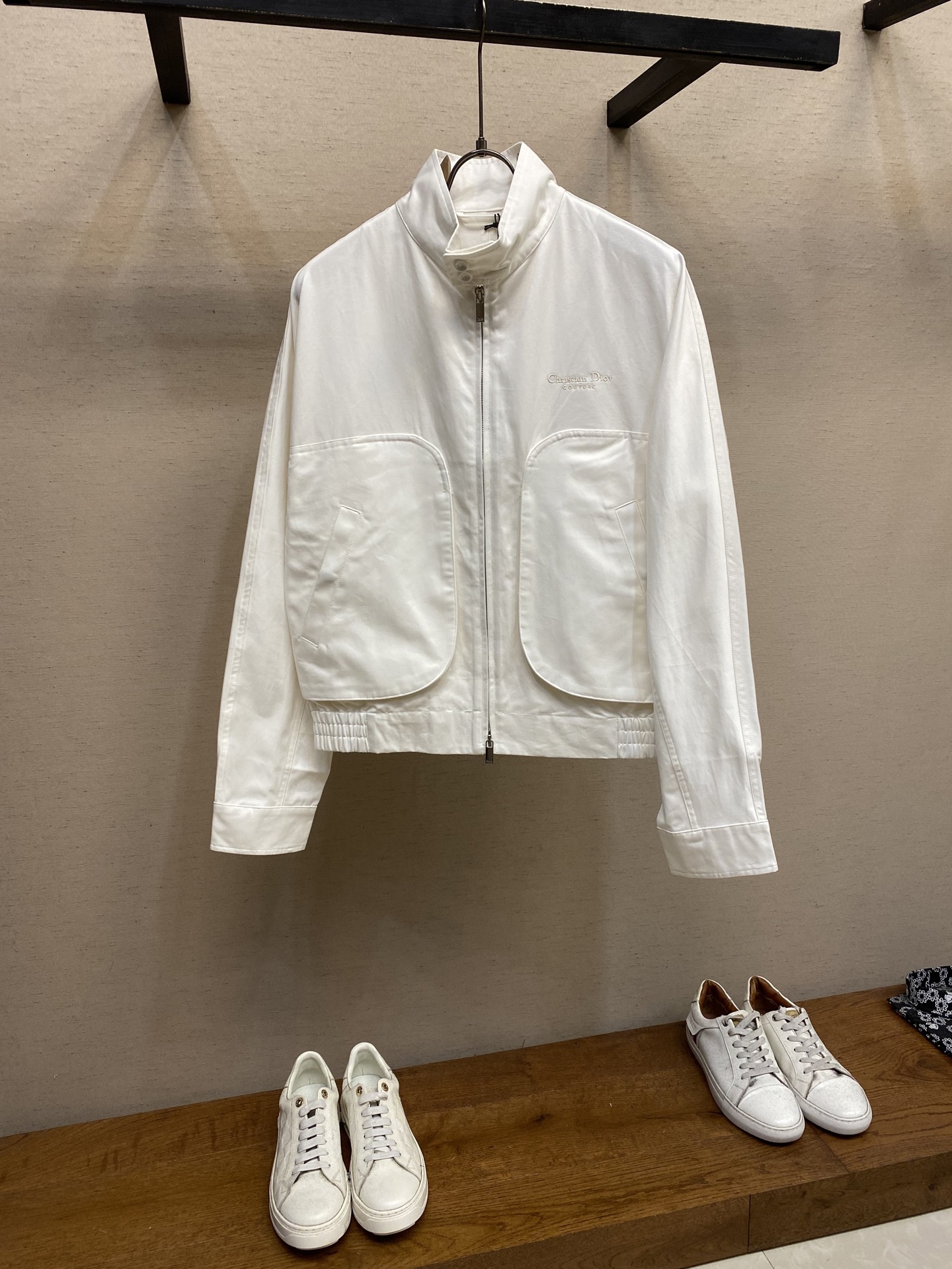 NO:549985,Dior, CD* 2025 early autumn new jacket jacket, cotton combed fabric, three-dimensional pocket, front with logo embroidery, shoulder-falling waist-length style, hardware original 11 restored, fine workmanship, same style for men and women!  Size S-XL, Dior, Jackets & coats, Jackets & coats, Alexander wang19860909Dior,CD*2025早秋新品夹克外套,棉质精梳面料,立体口袋,前幅带有logo绣花,落肩束腰版型,五金原版11还原,做工精细,男女同款！ 尺码S-XL,,dior,jackets & coats,jackets & coats,alexander wang,Men's clothing