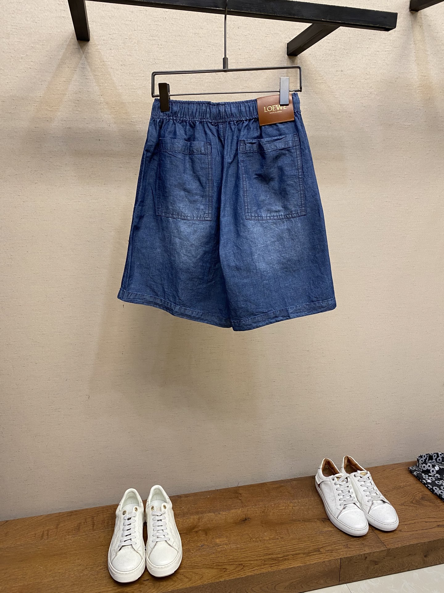 Loewe Blue Cowboy Shorts: Lightweight, Stylish, and Easy Care Instructions - 图片 2