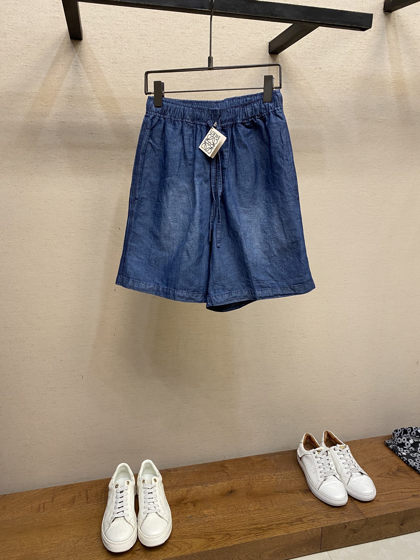 Loewe Blue Cowboy Shorts: Lightweight, Stylish, and Easy Care Instructions - 图片 1